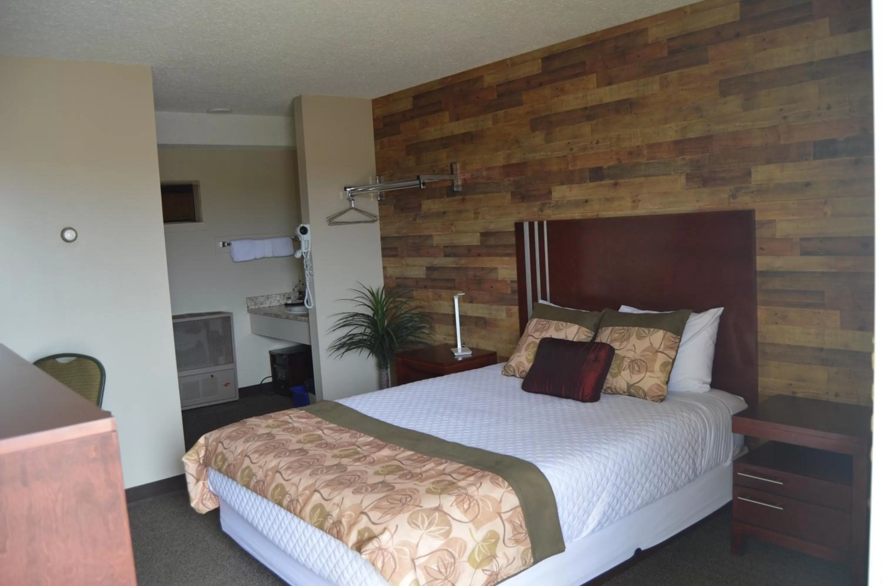 Bed in Wheel Inn Motel