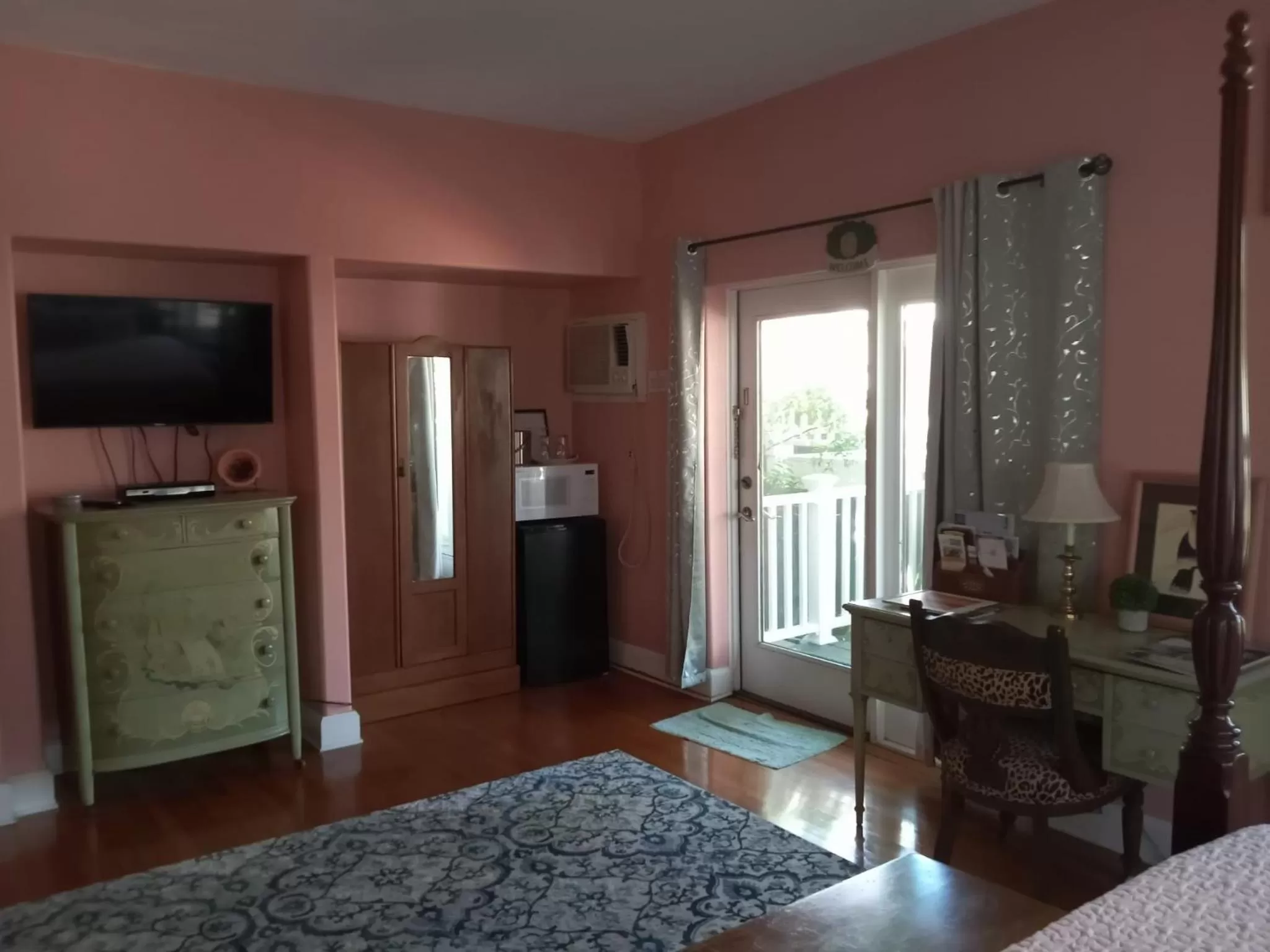 TV and multimedia, TV/Entertainment Center in Sea Breeze Manor Inn