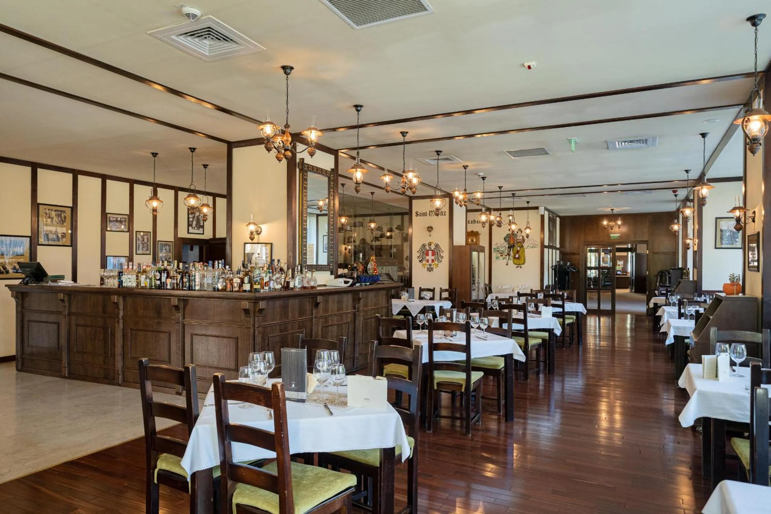 Restaurant/places to eat in Hotel International