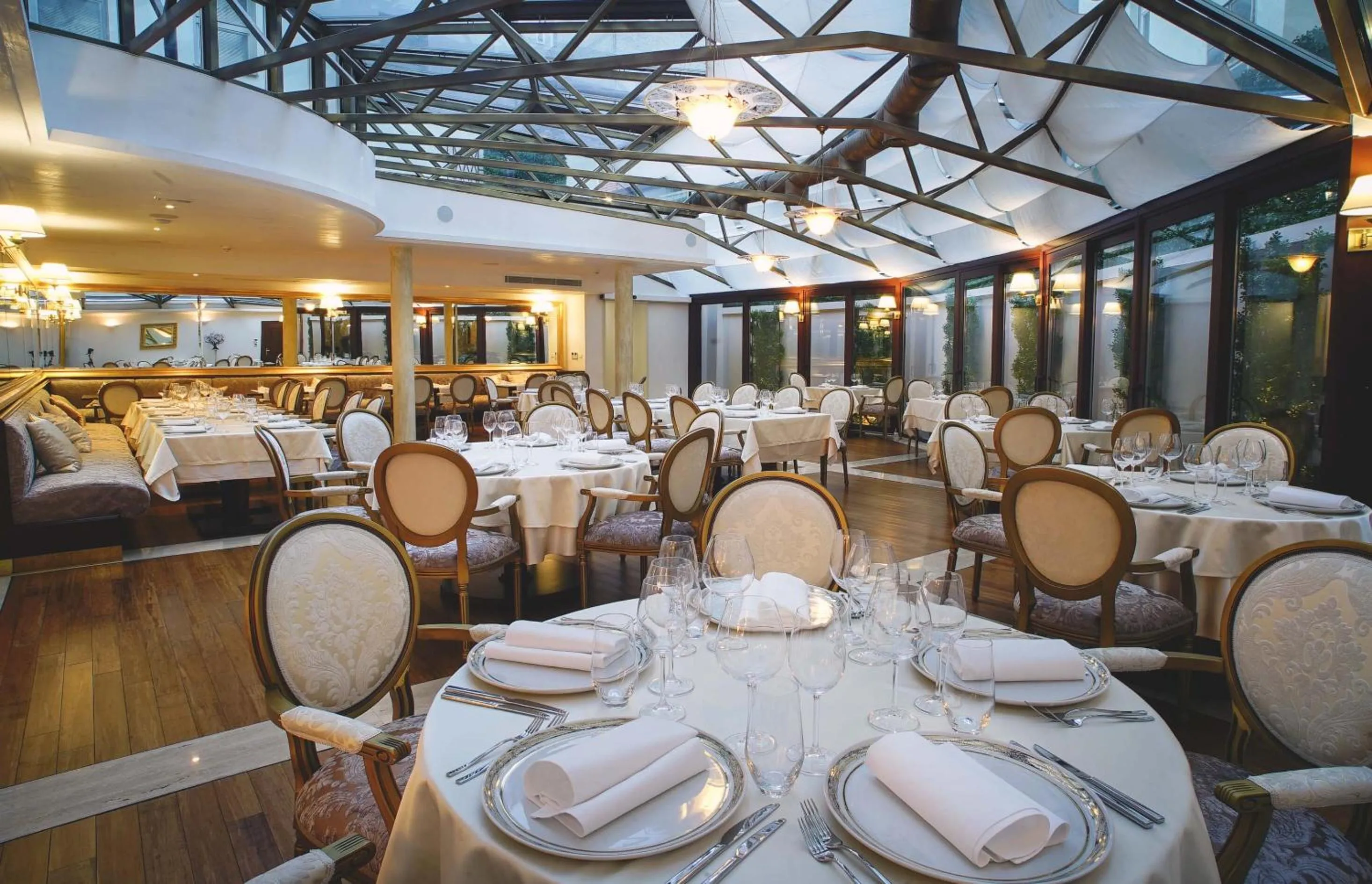 Restaurant/places to eat in Hotel Le Premier