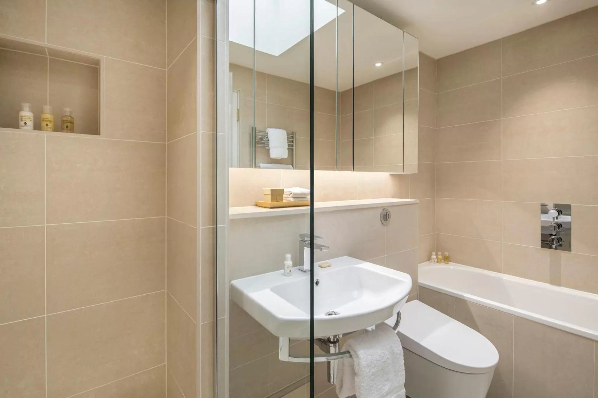 Photo of the whole room in COMO Metropolitan London