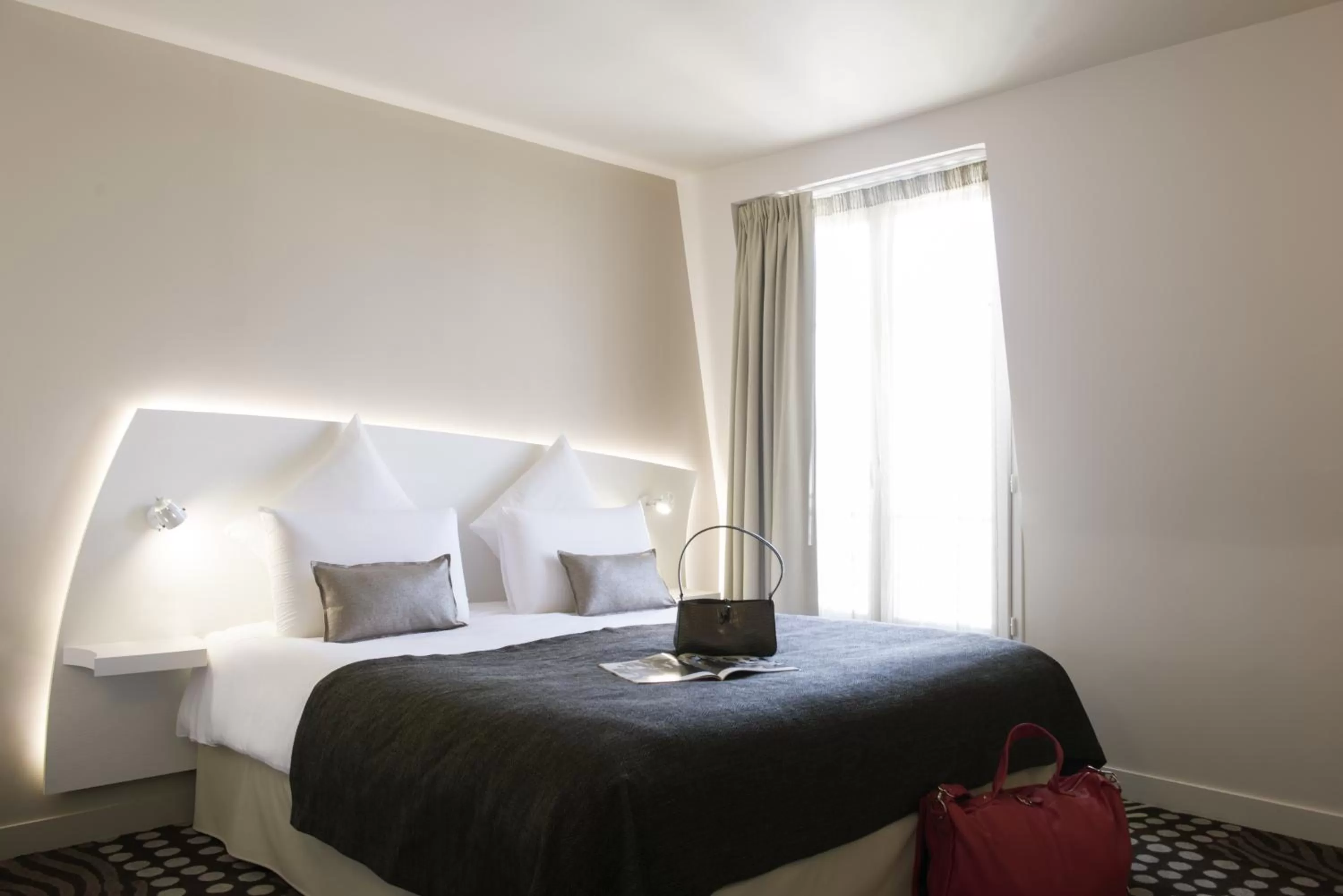 Bed in Mercure Paris Levallois