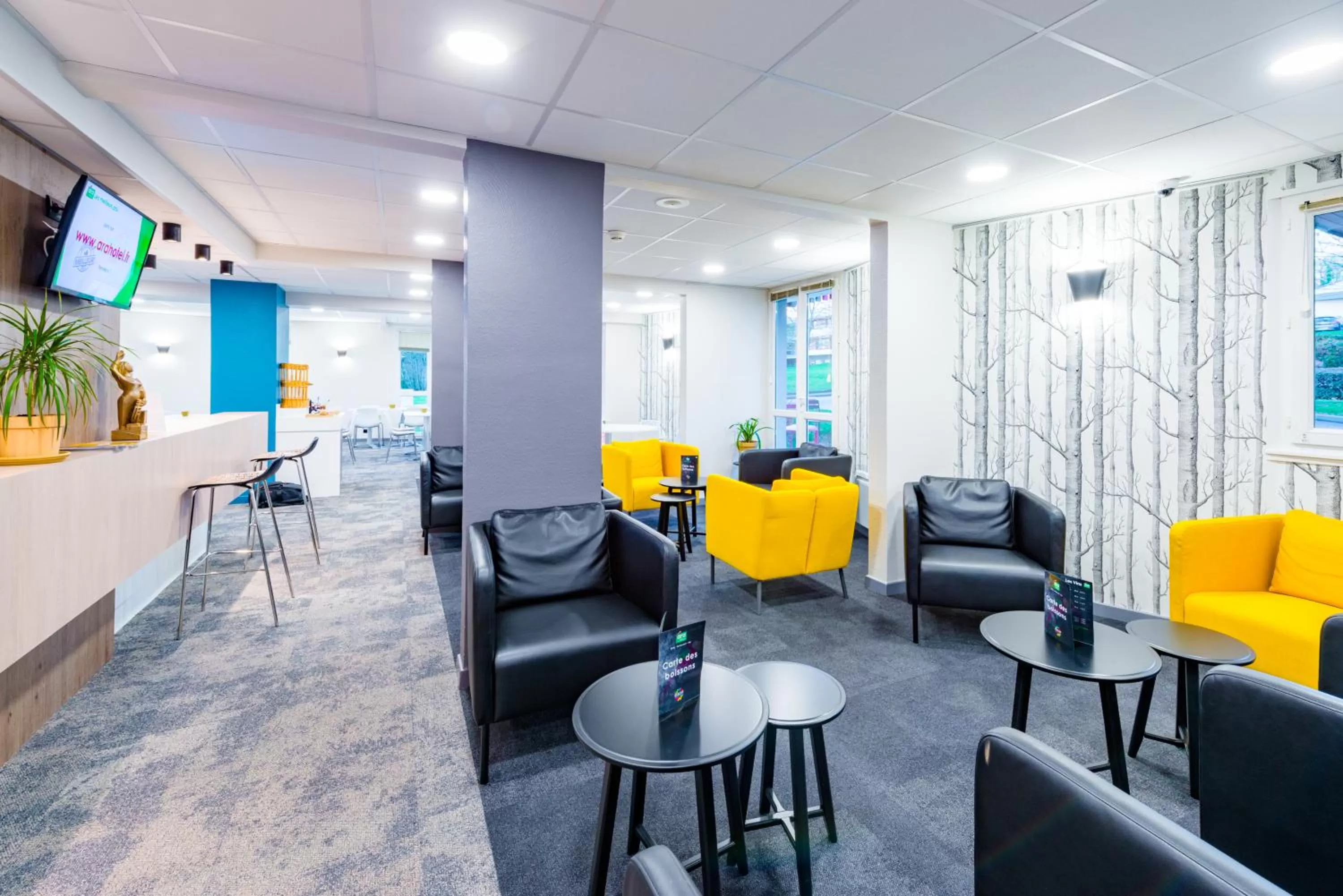 Communal lounge/ TV room in The Originals City, Ara Hôtel, Landerneau