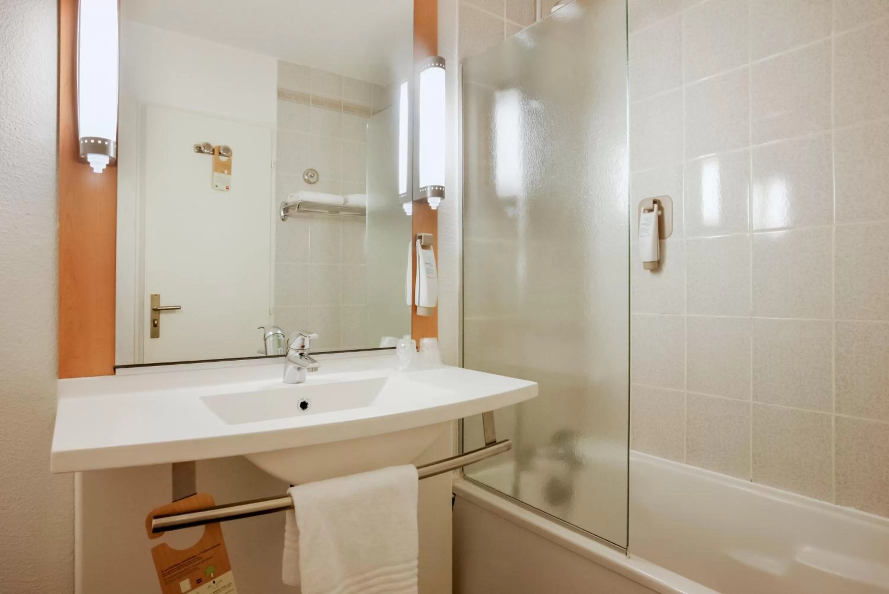 Bathroom in ibis Le Havre Centre