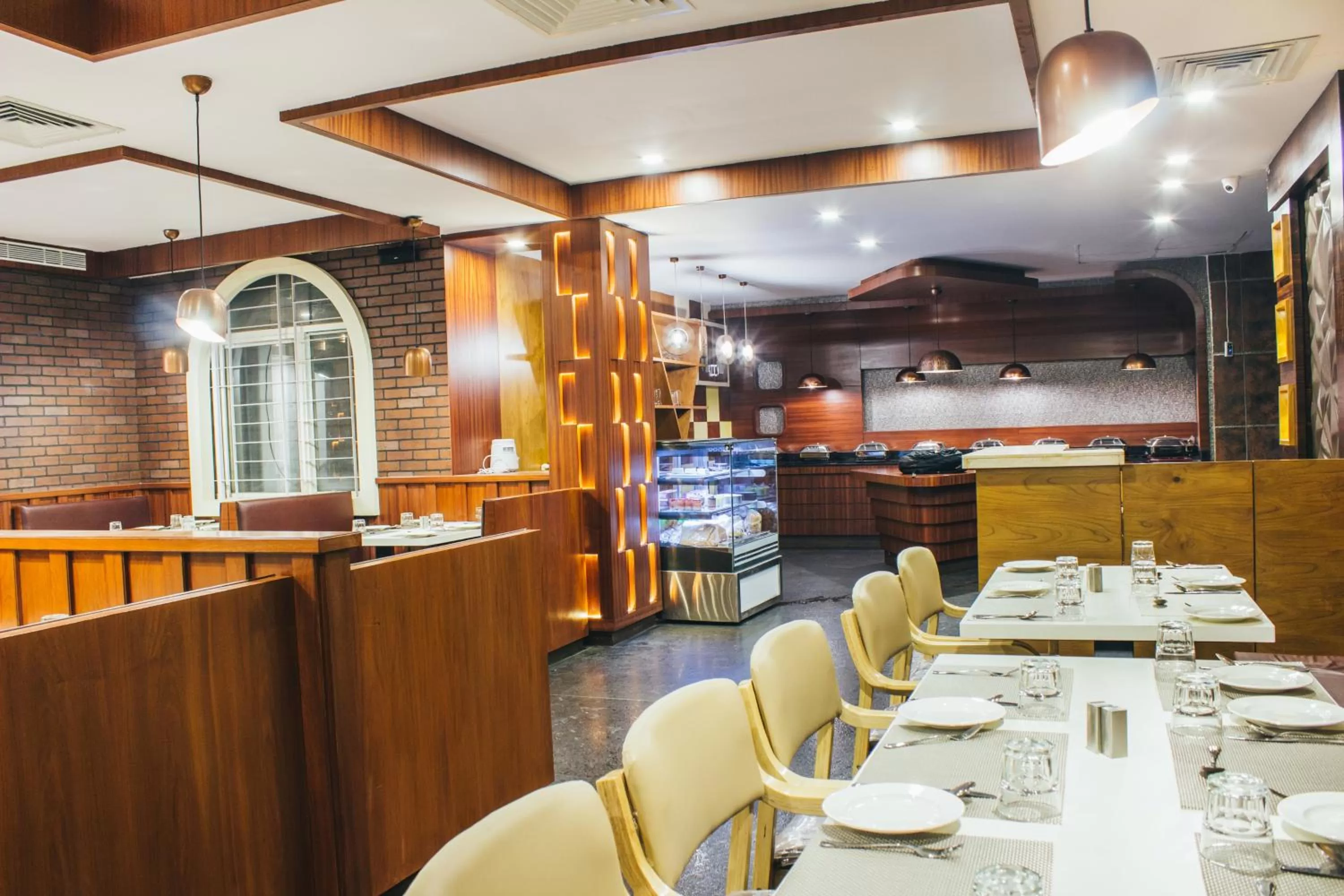 Restaurant/places to eat in Ambaari hotel