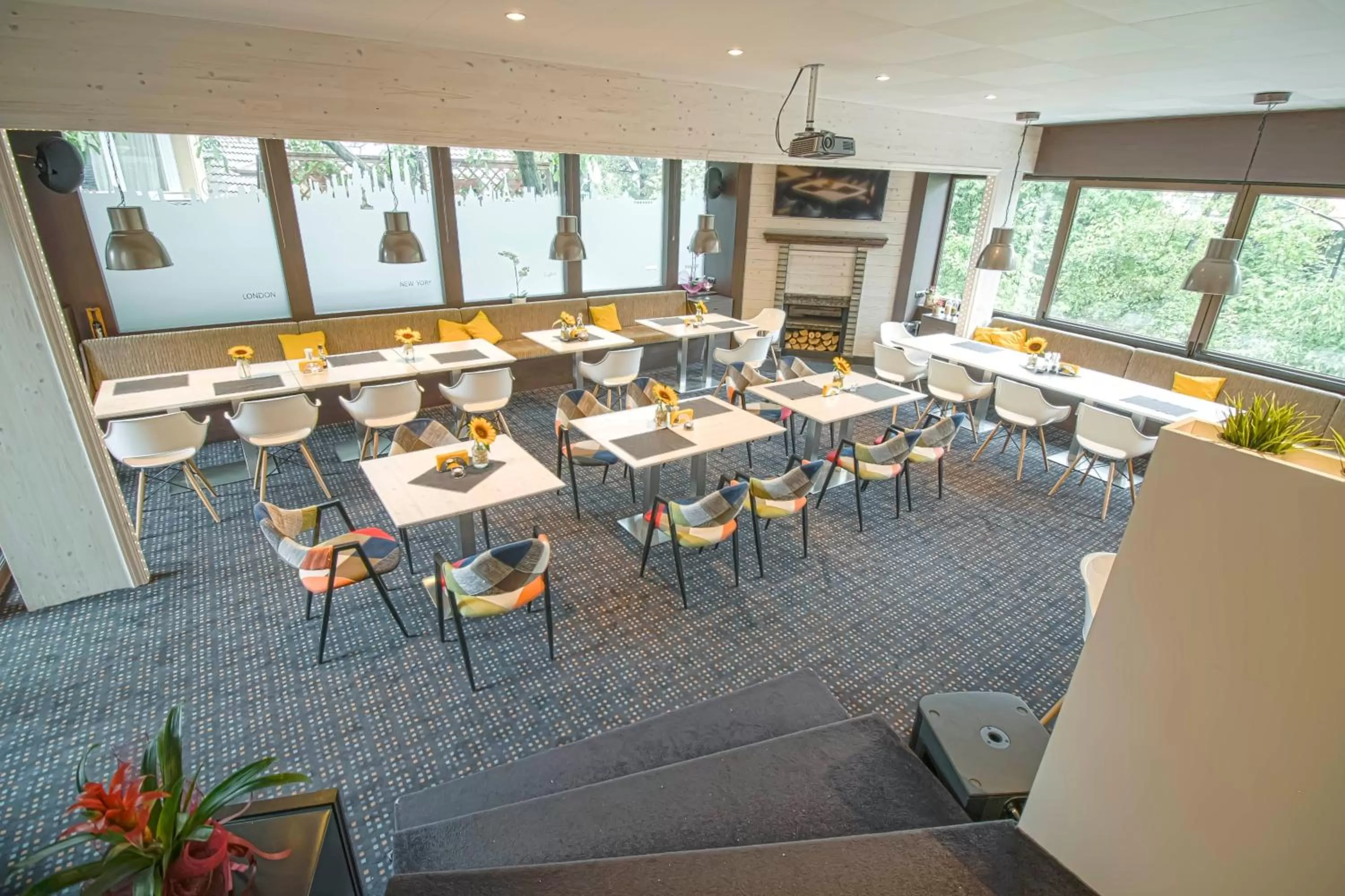 Restaurant/places to eat in Edi Hotel