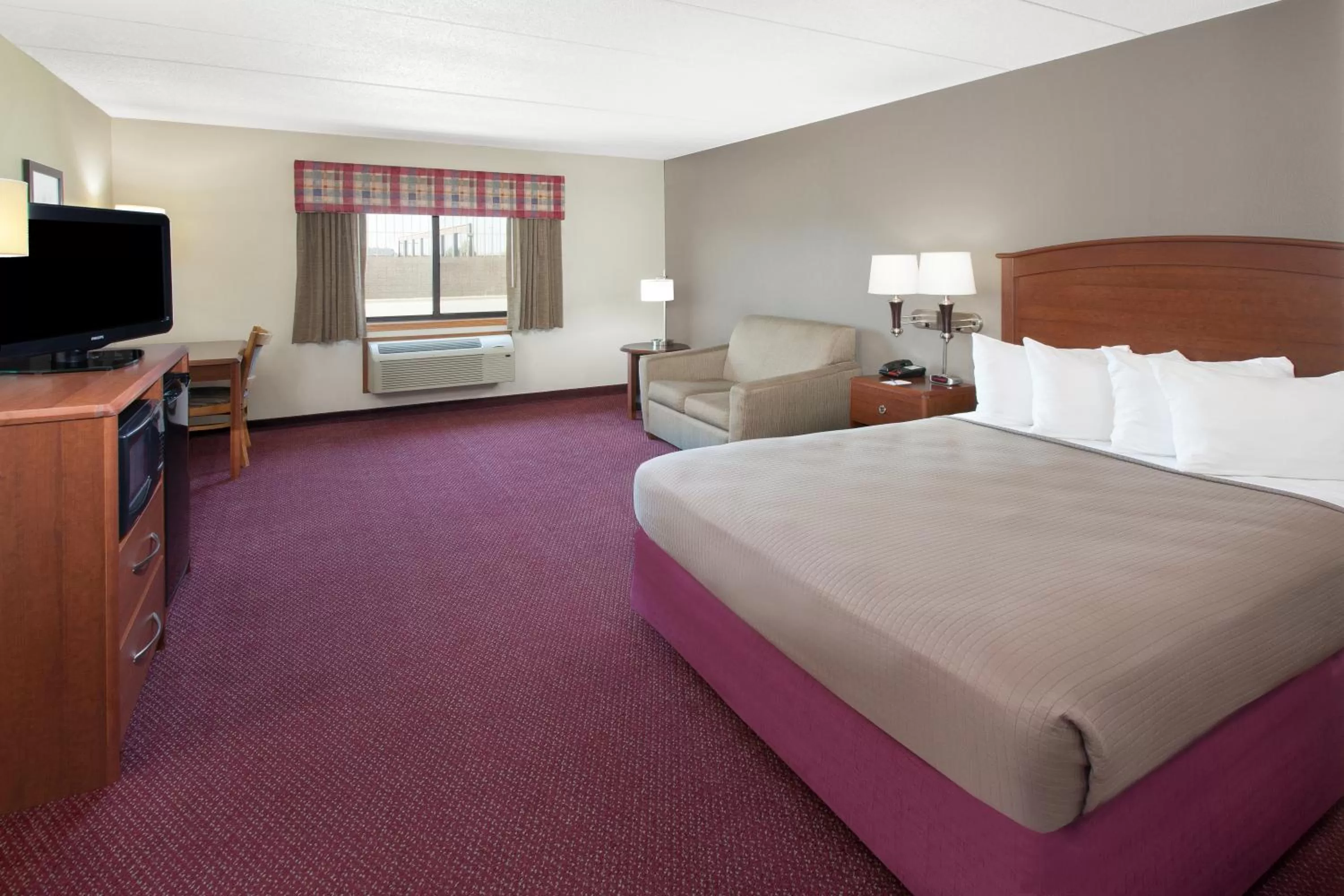 One-Bedroom King Suite - Non-Smoking in AmericInn by Wyndham Iowa Falls