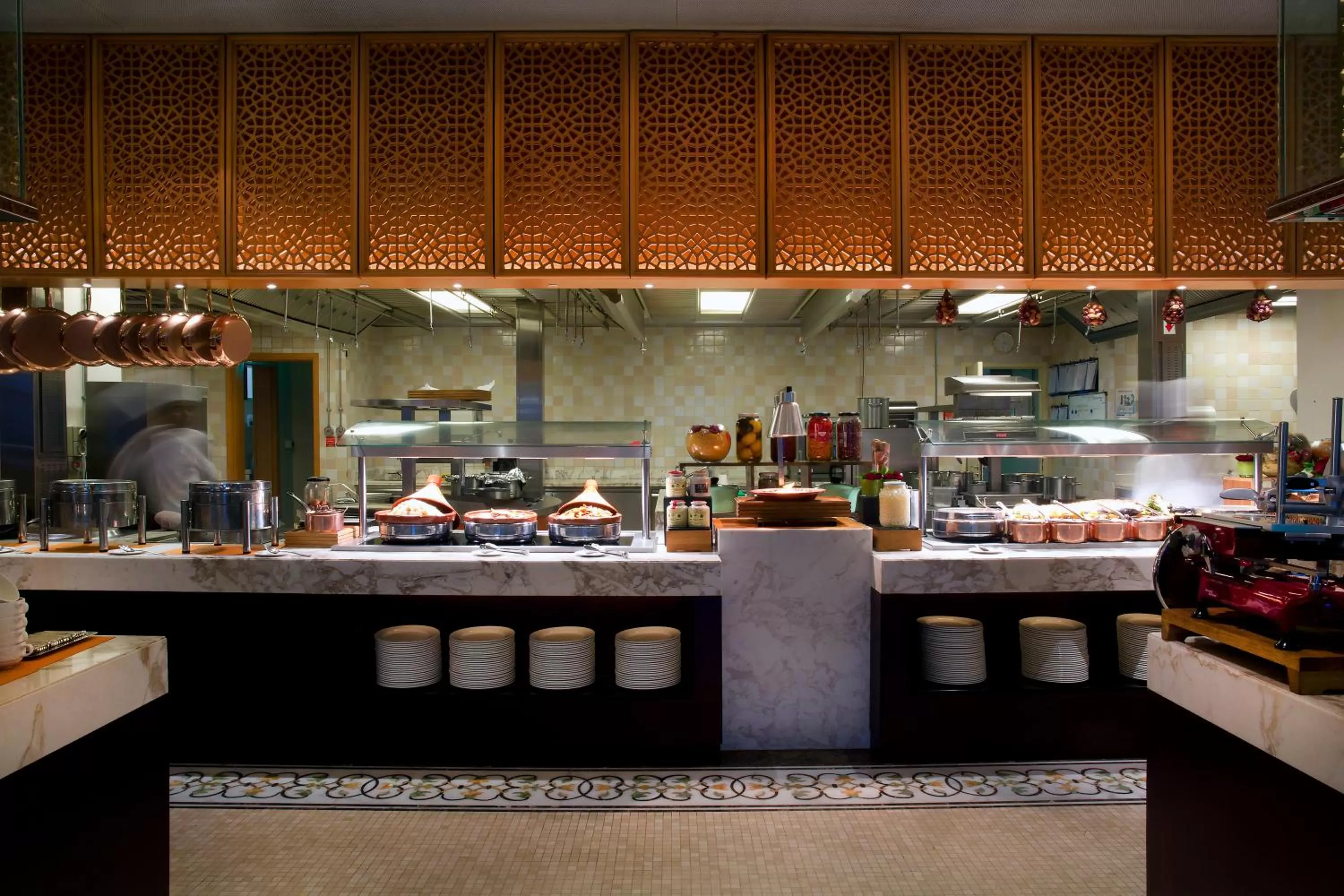 Restaurant/places to eat in Bab Al Qasr Hotel