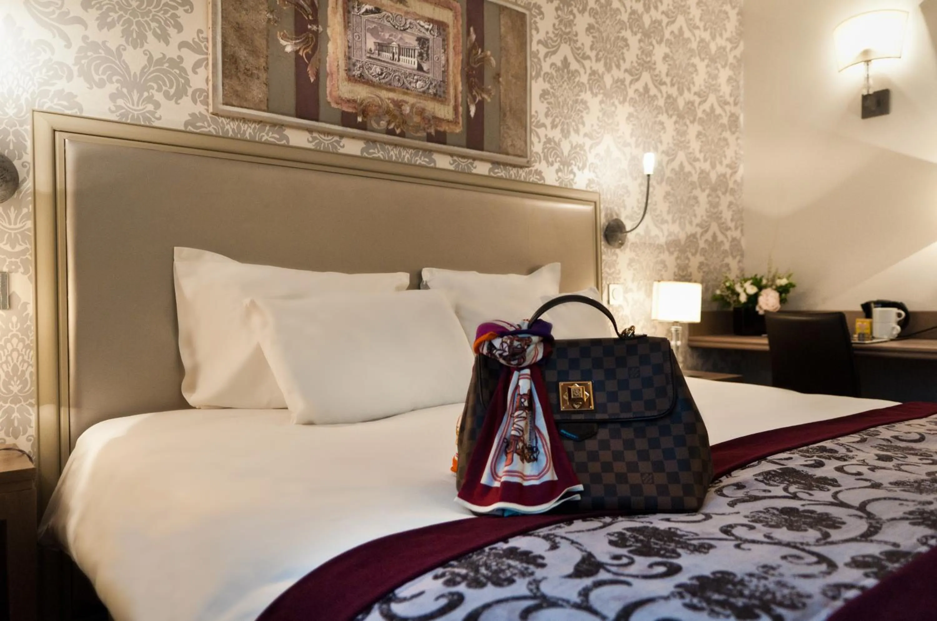 Bedroom, Bed in Hotel Monceau Wagram