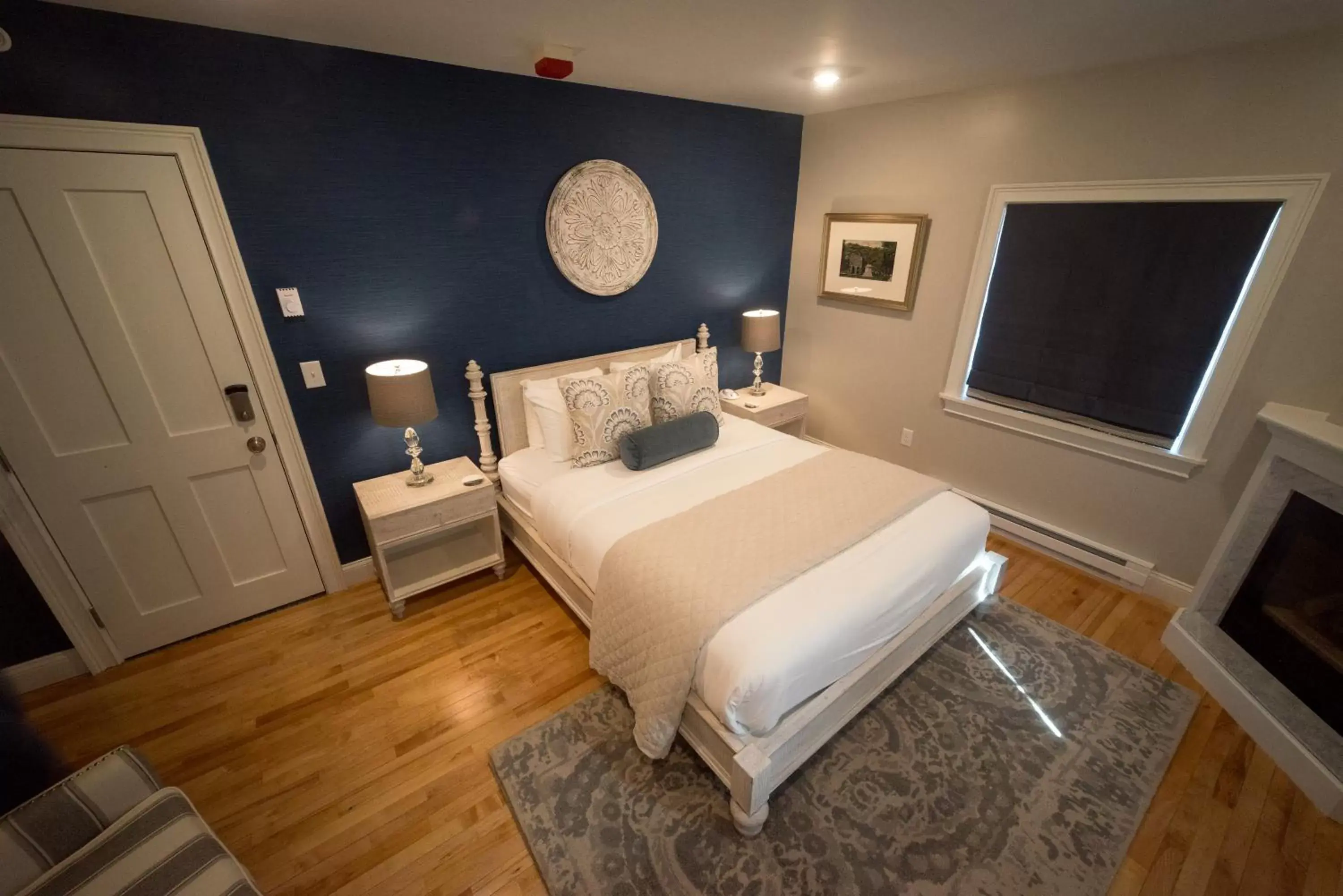 Room 12 – Queen Room with Fireplace in Serenity Inn Newport Room 12 – Queen Room with Fireplace in Serenity Inn Newport