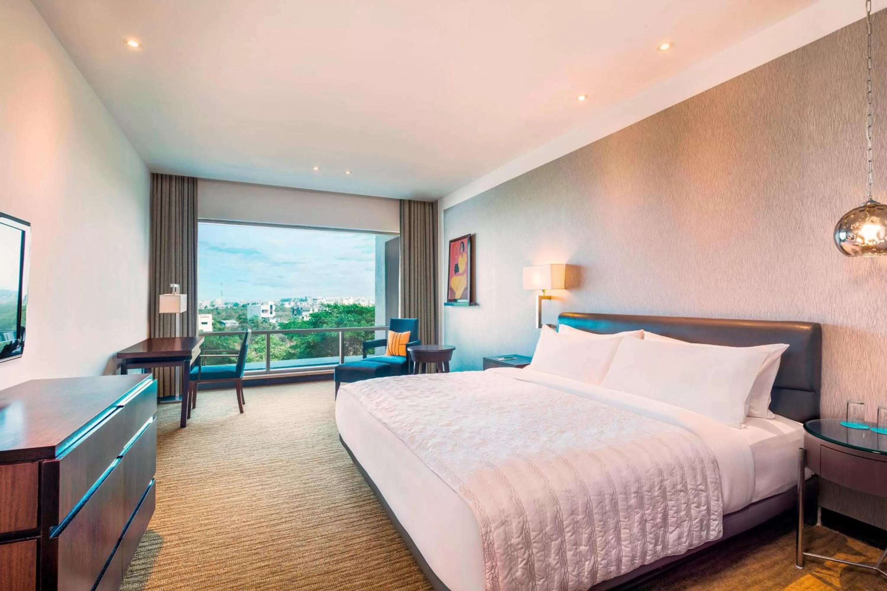 Photo of the whole room, Bed in Le Meridien Nagpur