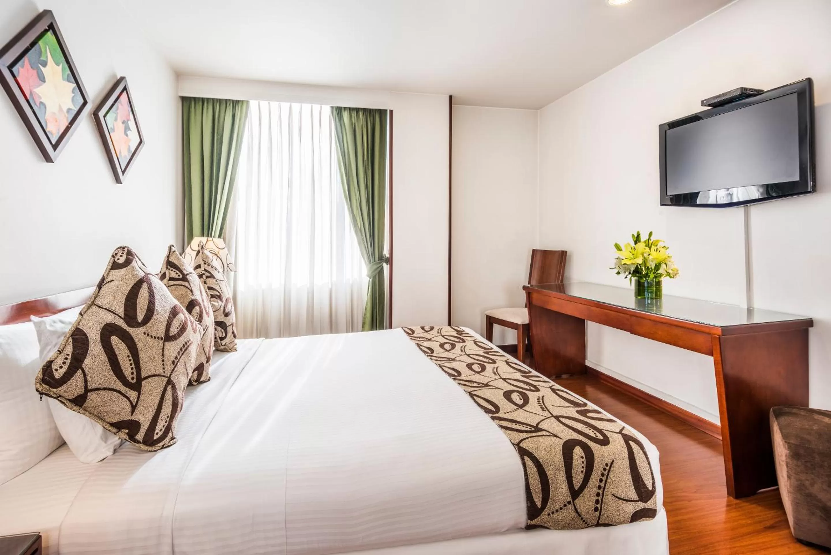 Photo of the whole room, Bed in Hotel Platinum Suite