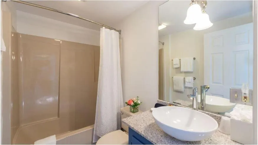 Bathroom in Breakwater Inn