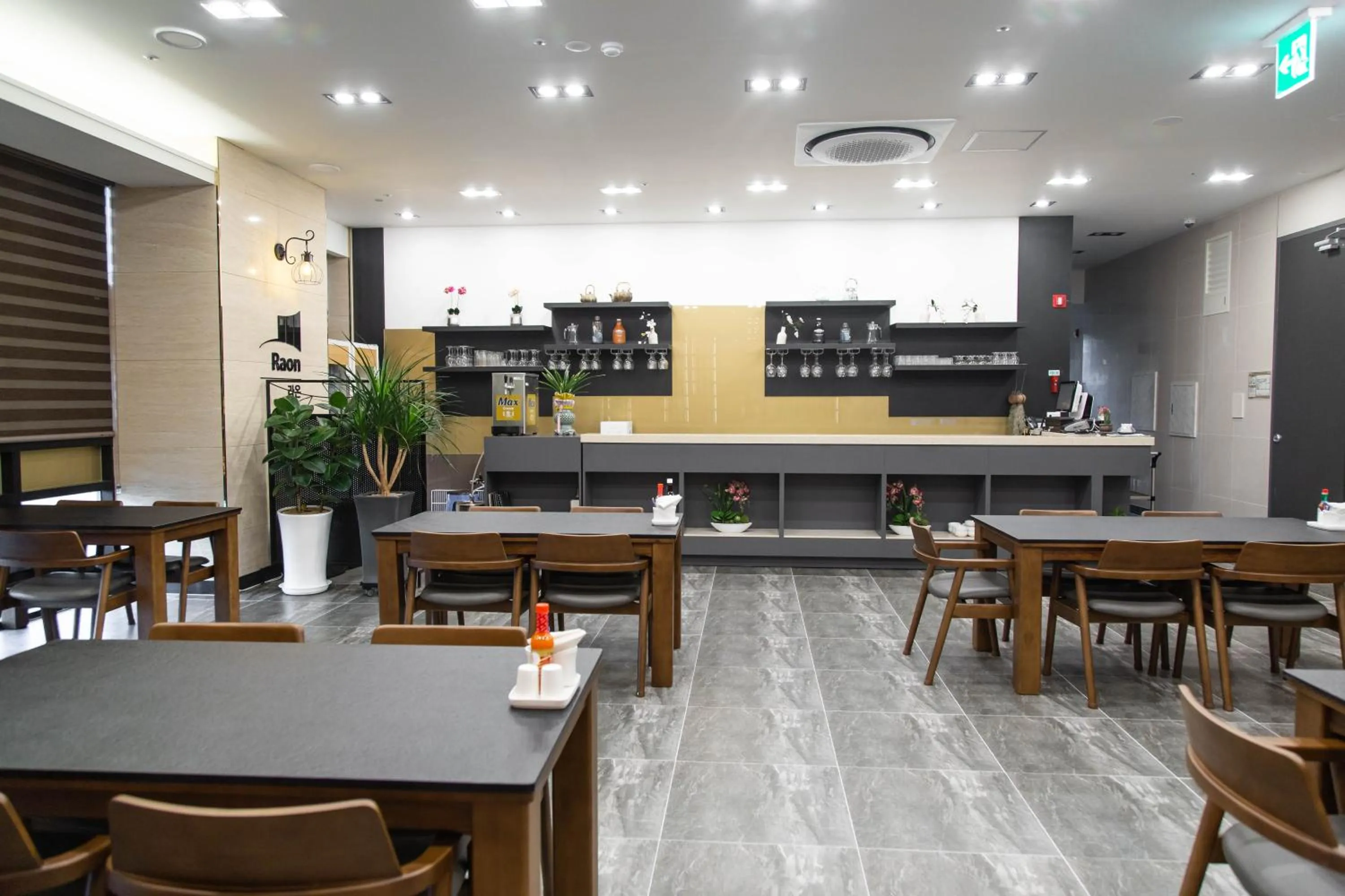 Restaurant/places to eat in Hotel Daoom