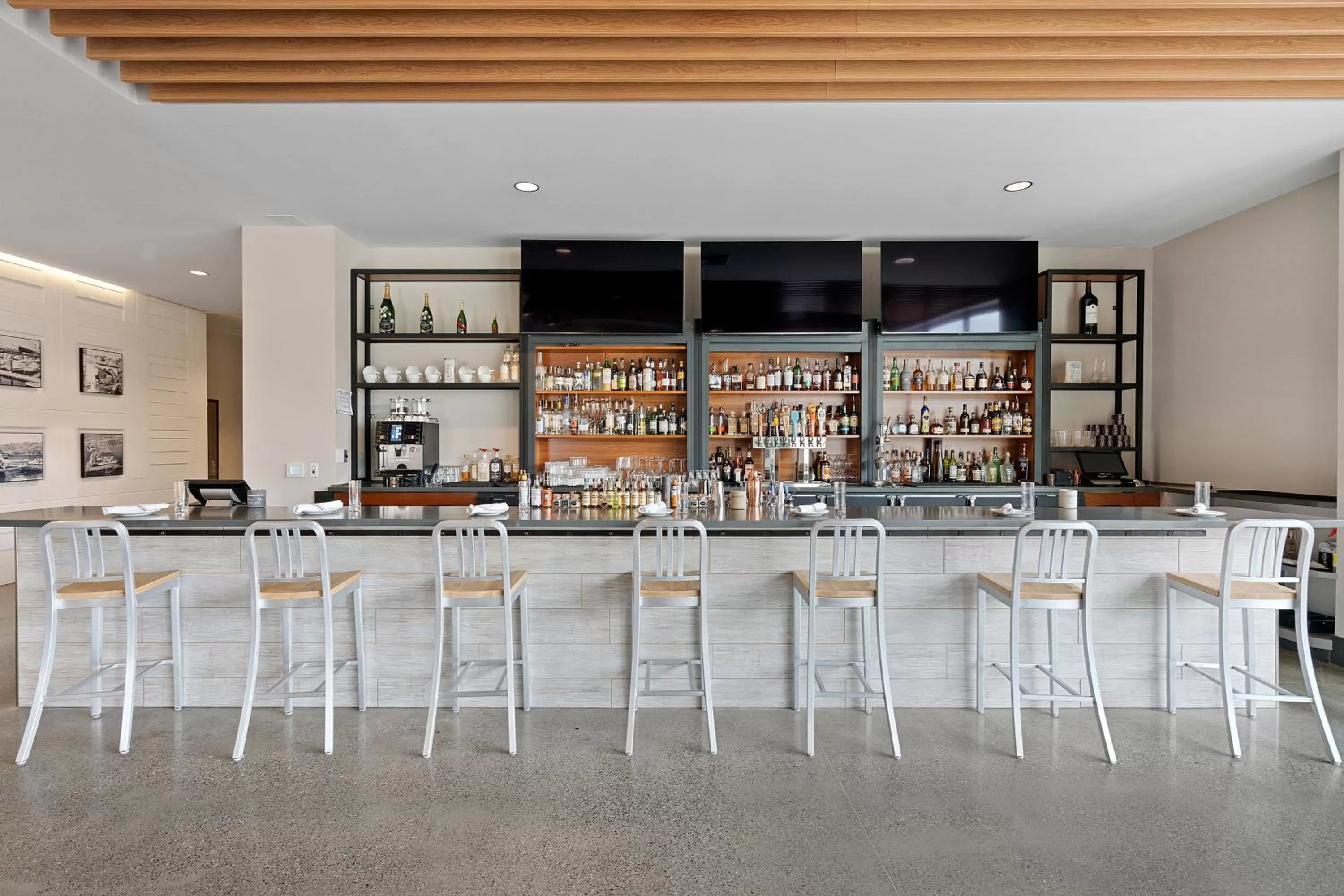 Lounge or bar in Hotel Indigo Seattle Everett Waterfront Place by IHG