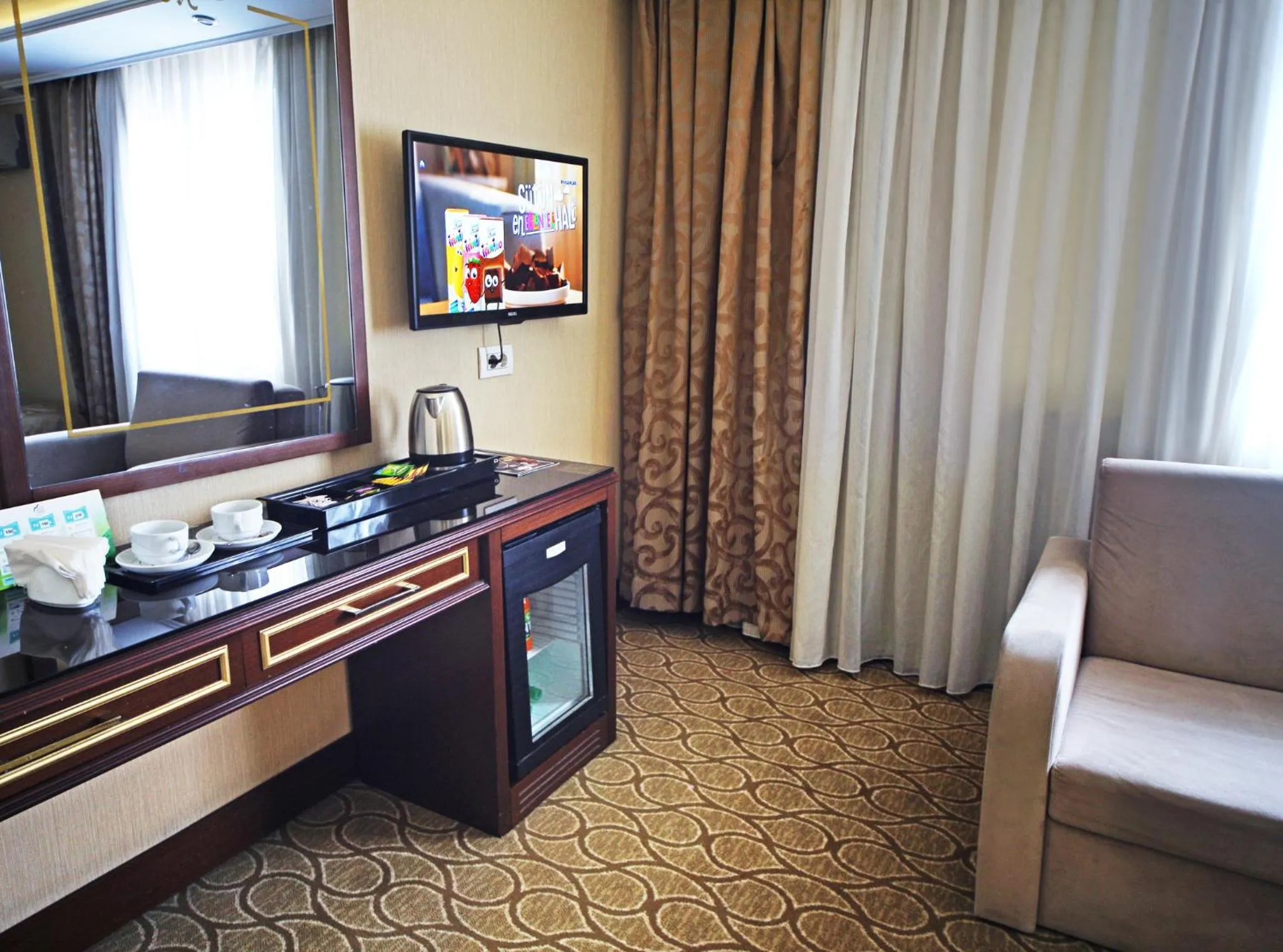 Communal lounge/ TV room, TV/Entertainment Center in Black Bird Hotel