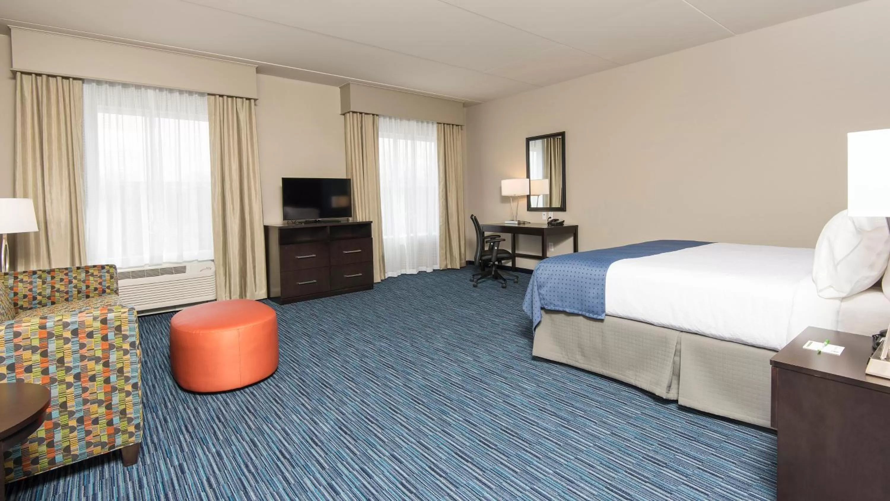 Photo of the whole room, Bed in Holiday Inn Indianapolis Airport by IHG