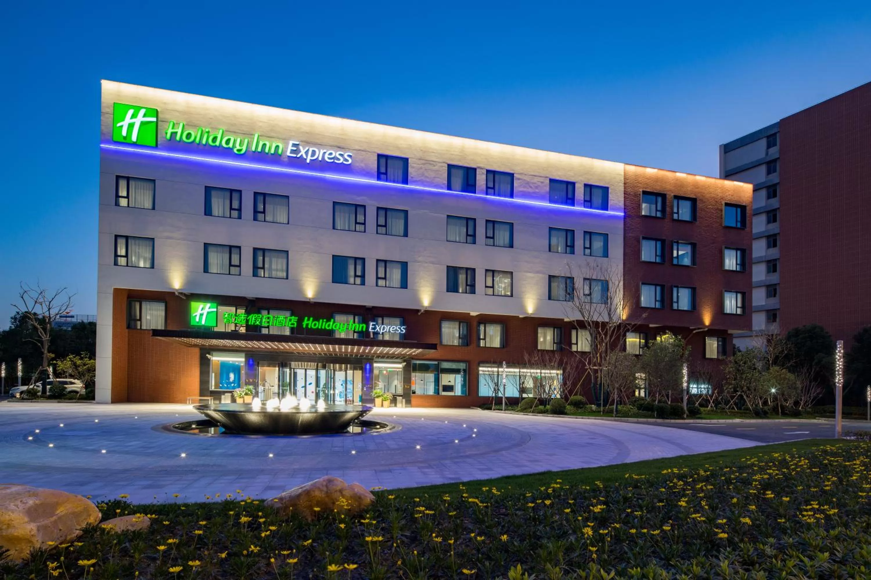 Night in Holiday Inn Express Shanghai Kangqiao by IHG