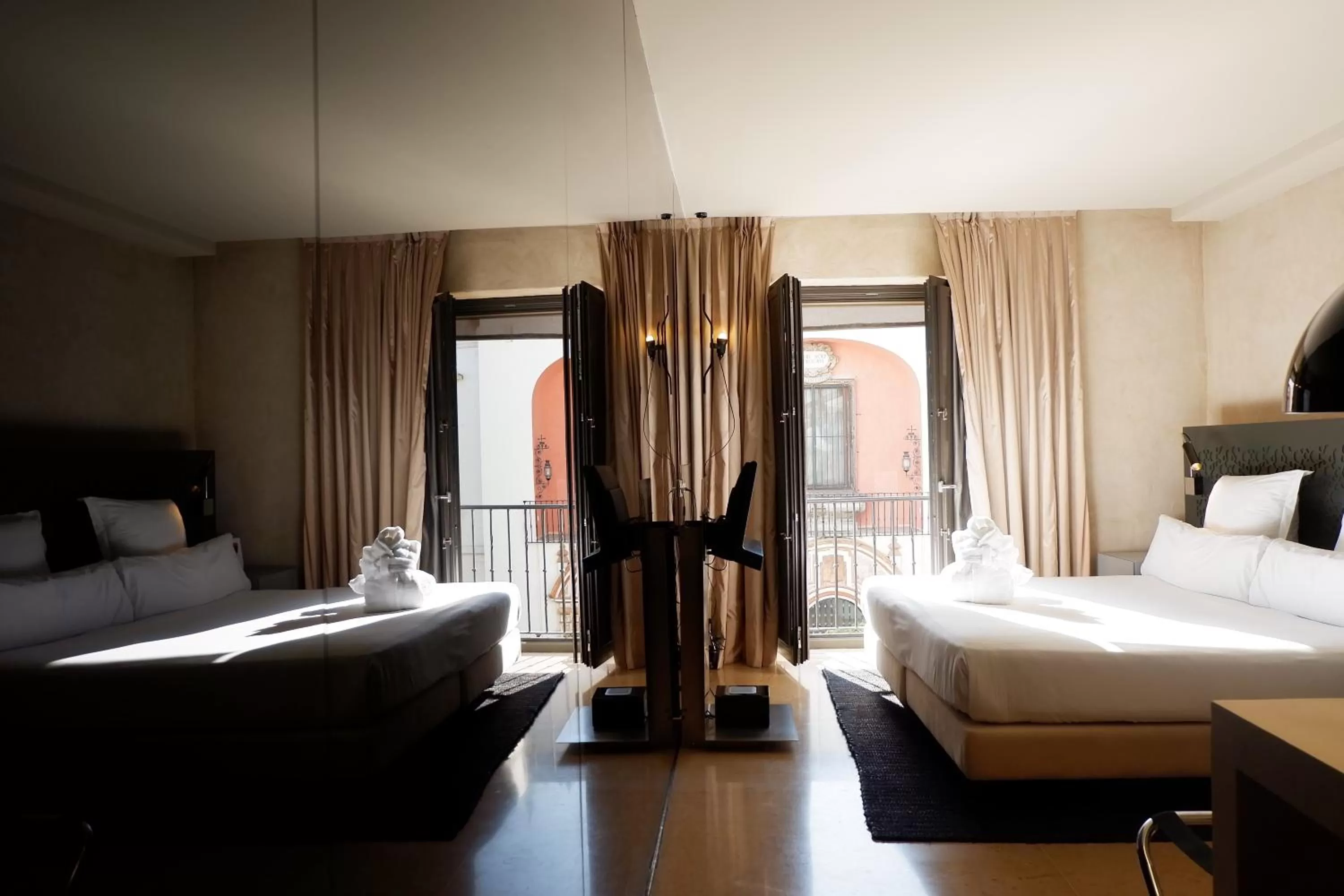 Photo of the whole room, Bed in EME Catedral Mercer Hotel