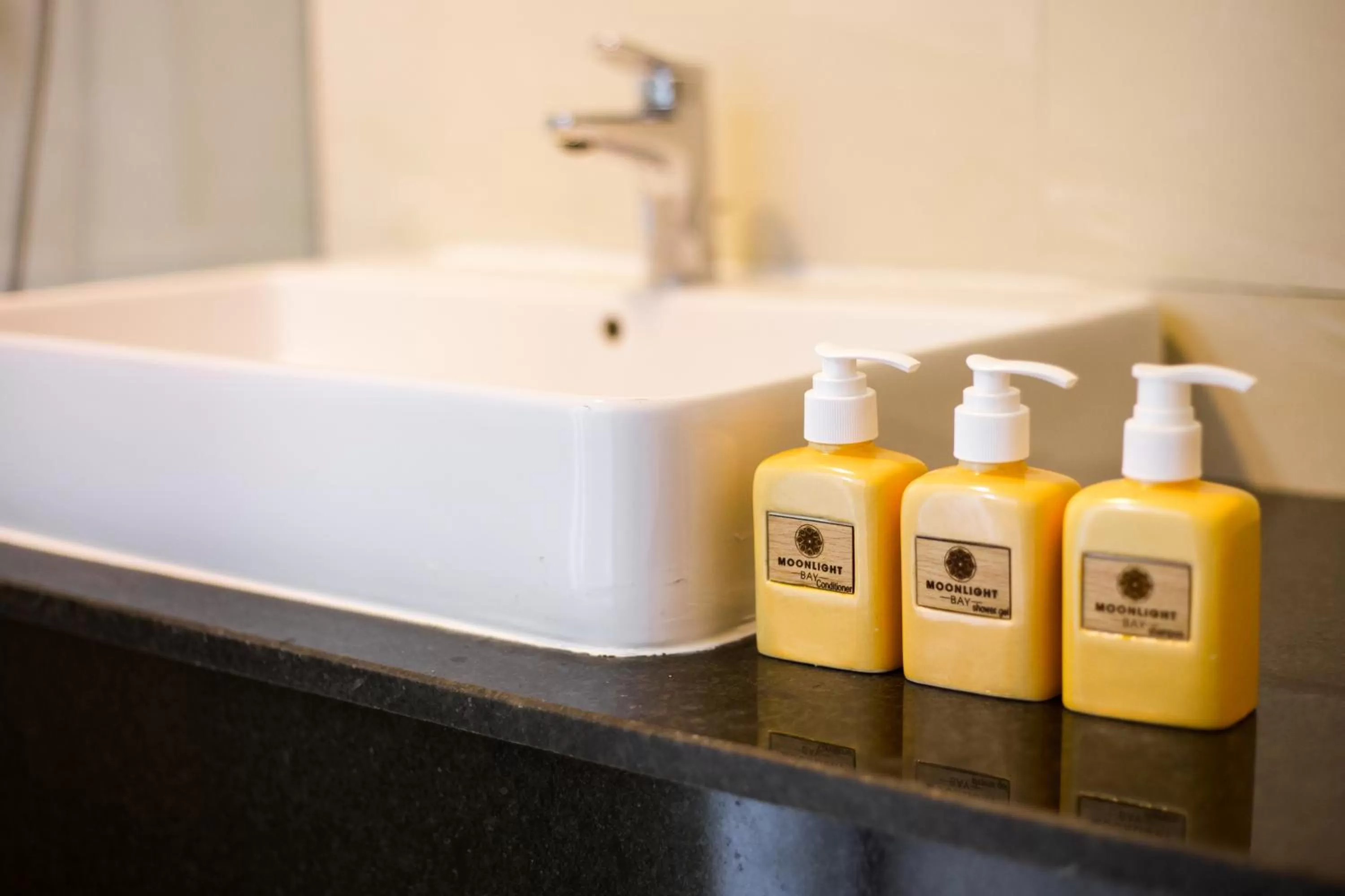 Moonlight Bay Hotel & Apartment