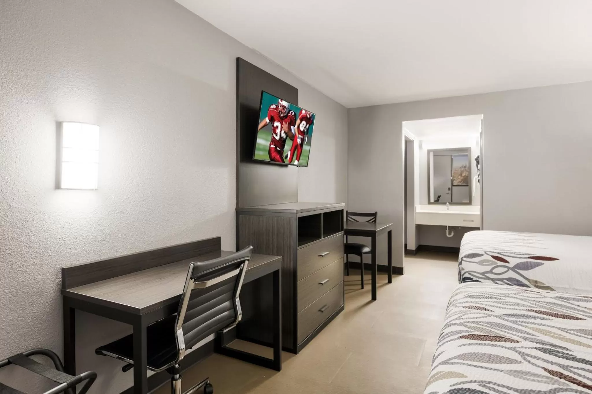 Bedroom, Bed in Red Roof Inn Alexandria, LA