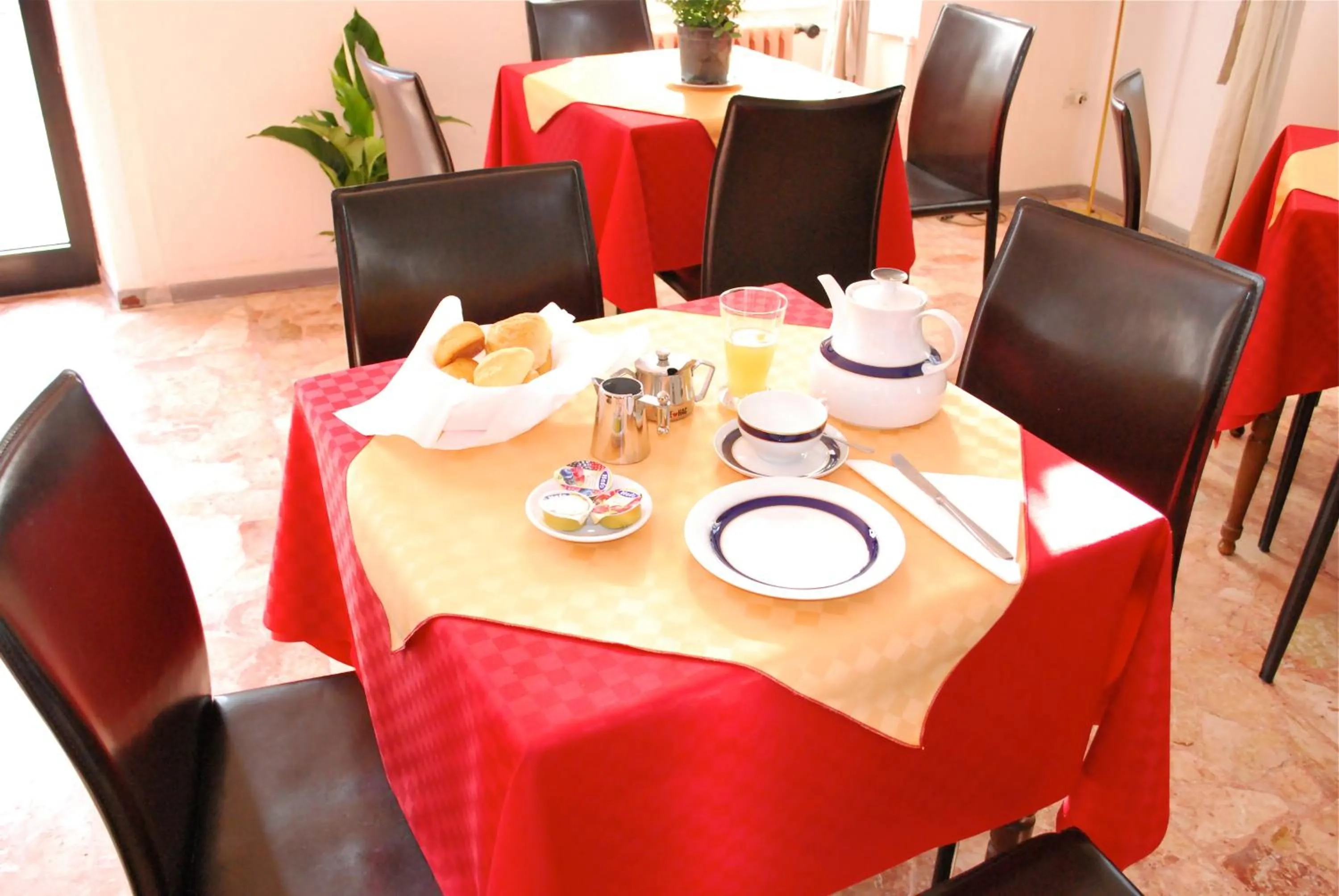 Restaurant/places to eat in Hotel Domodossola