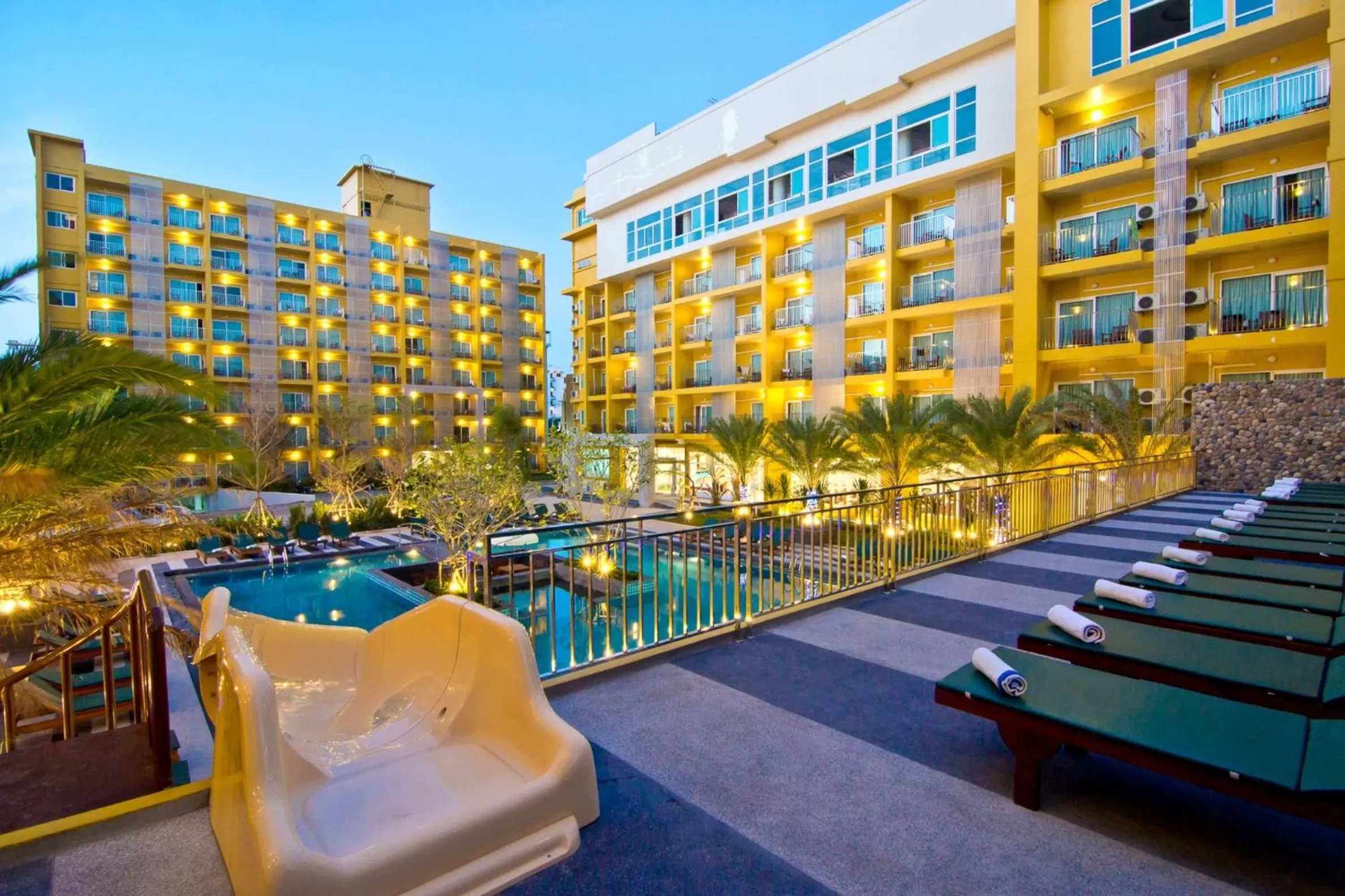 Swimming pool in Bella Express