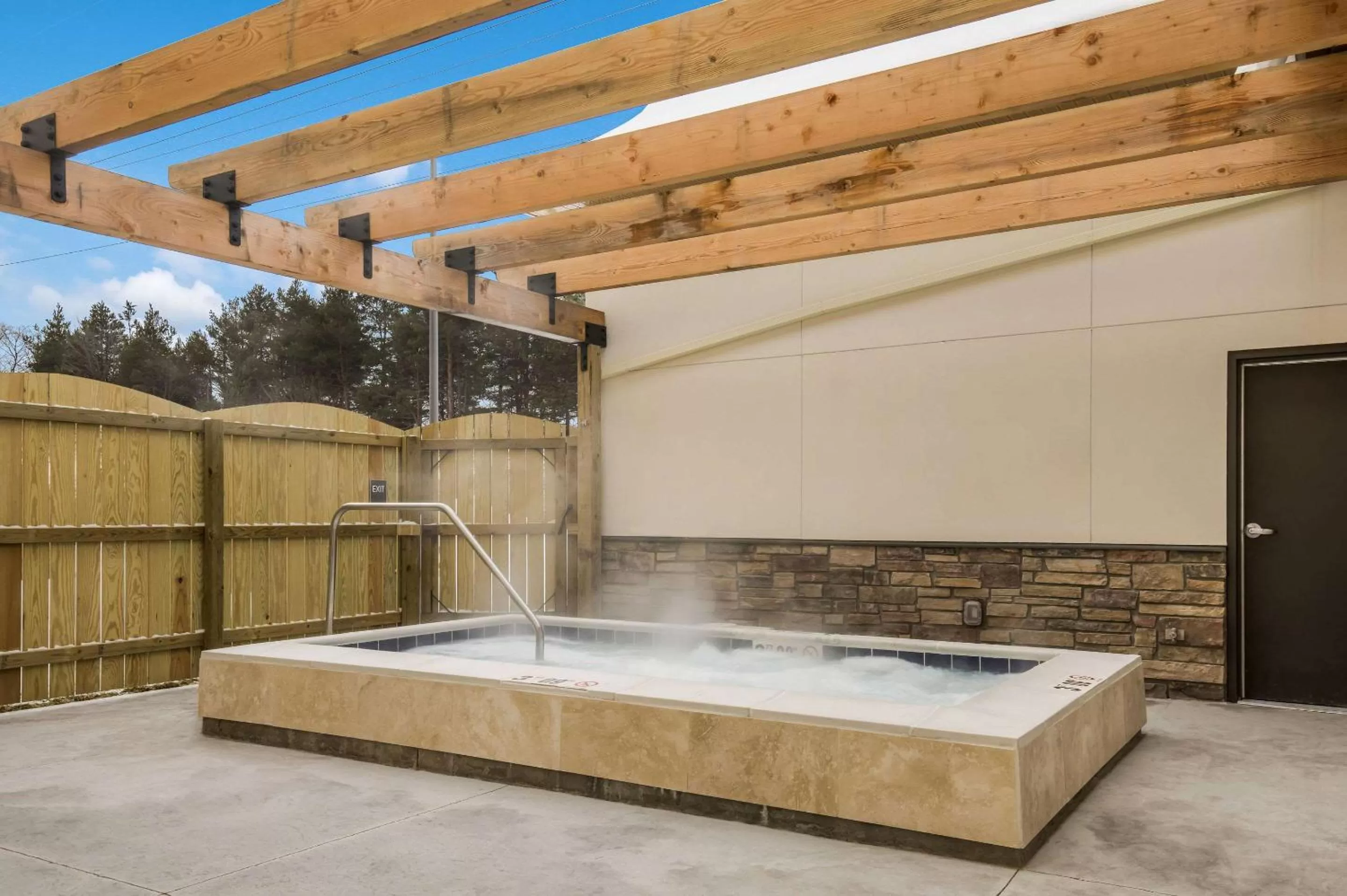 Swimming pool in Comfort Inn & Suites Gaylord