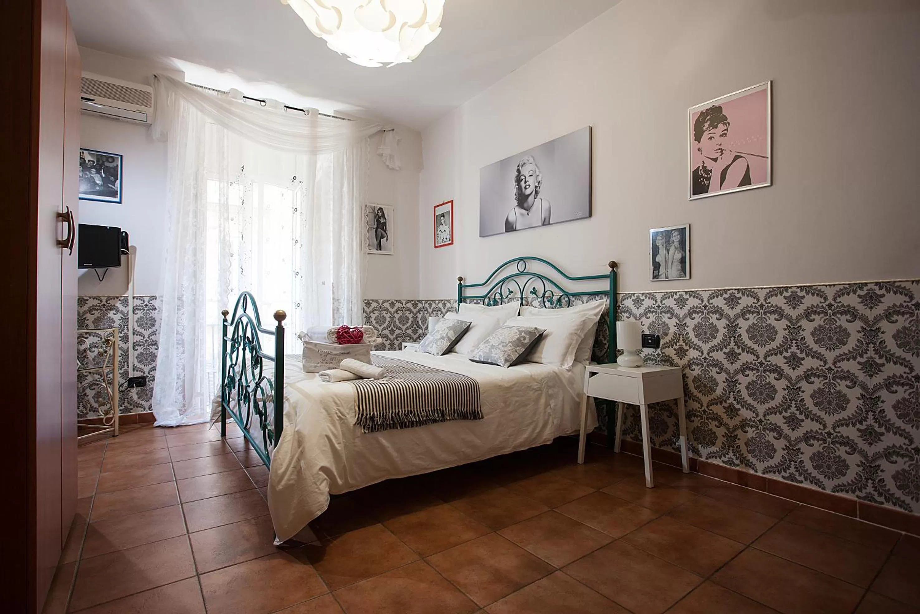 Photo of the whole room, Bed in Hotel Cineholiday