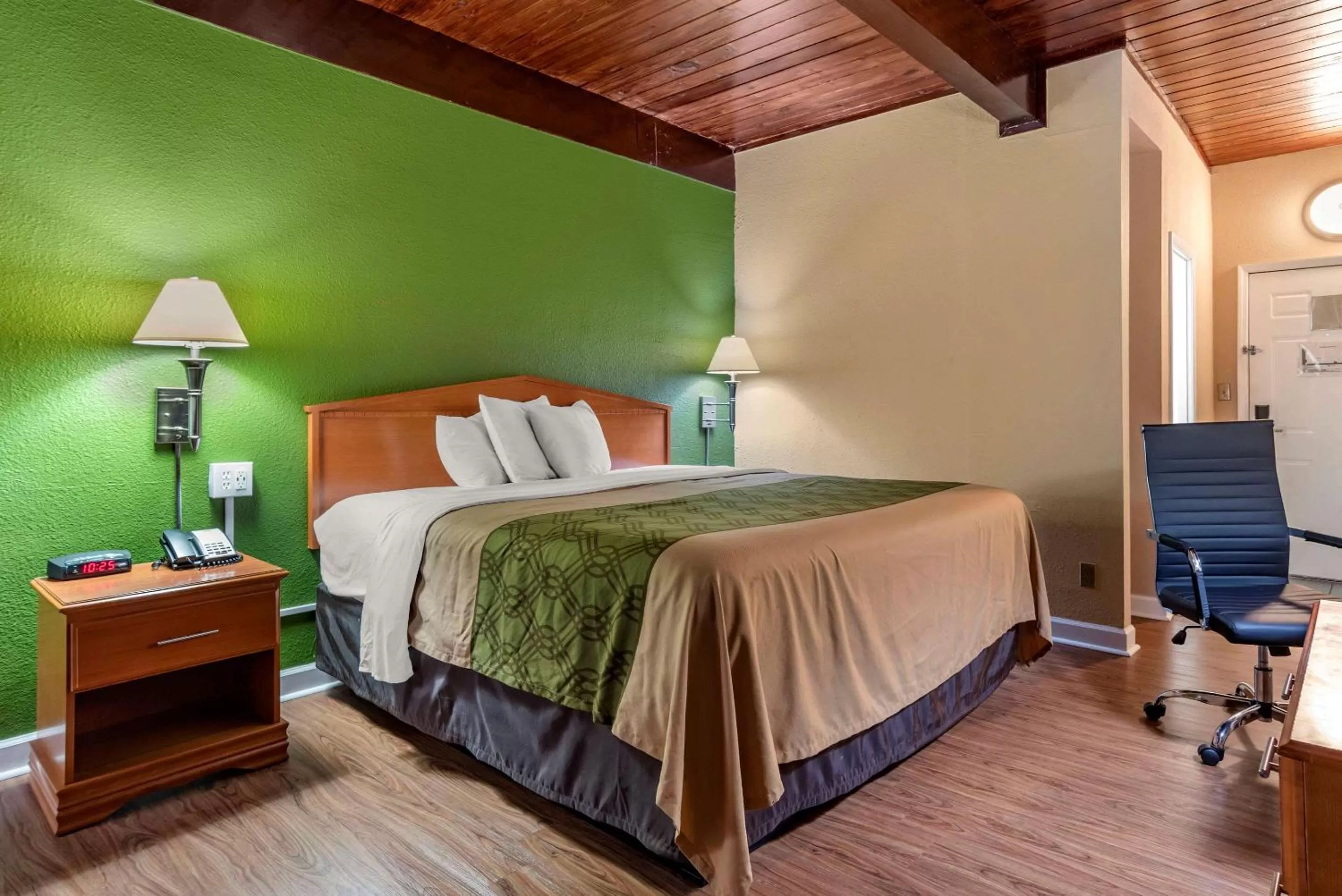 Photo of the whole room, Bed in Econo Lodge Tallahassee Downtown - University