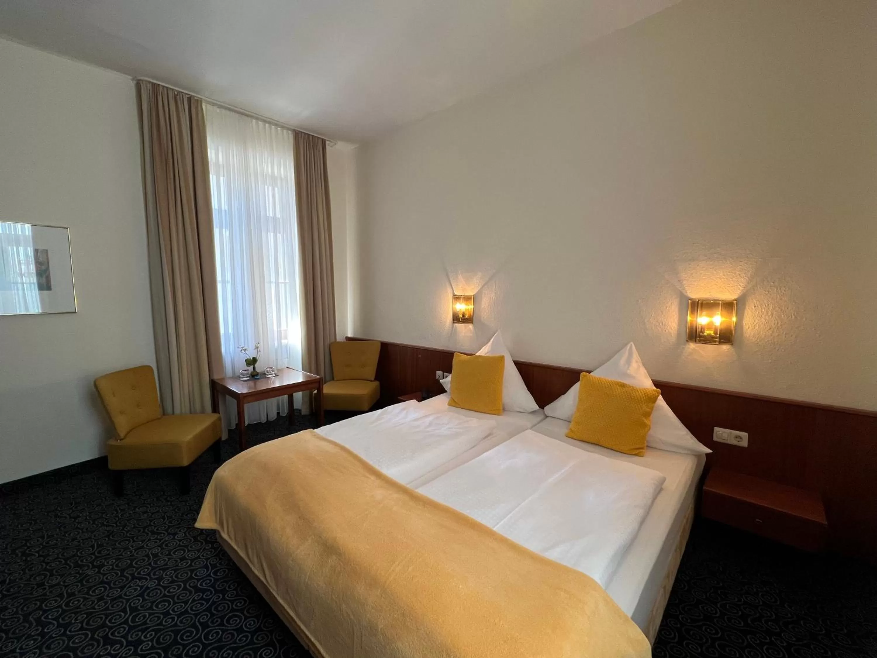 Photo of the whole room, Bed in Stadthotel