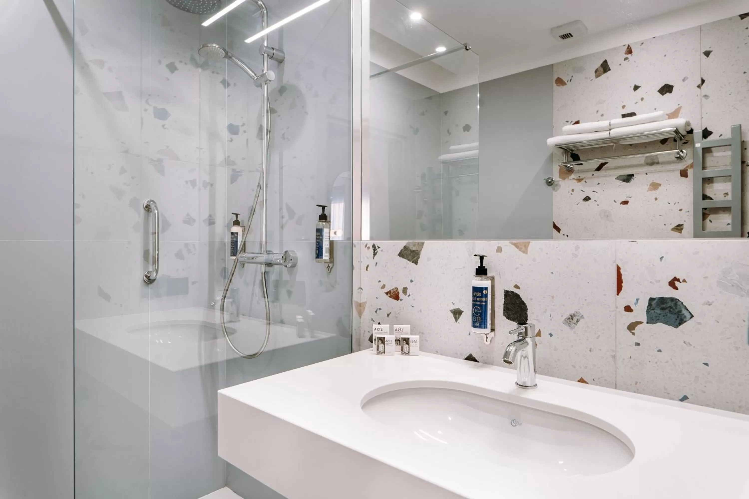 Shower in Hotel ETER