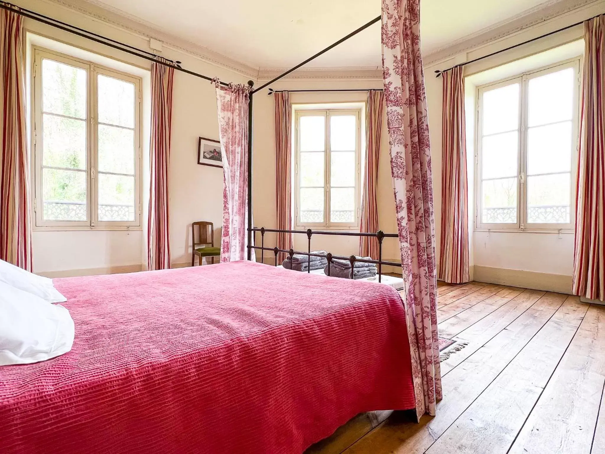 Queen Room - single occupancy in Queen's Escape Queen Room - single occupancy in Queen's Escape