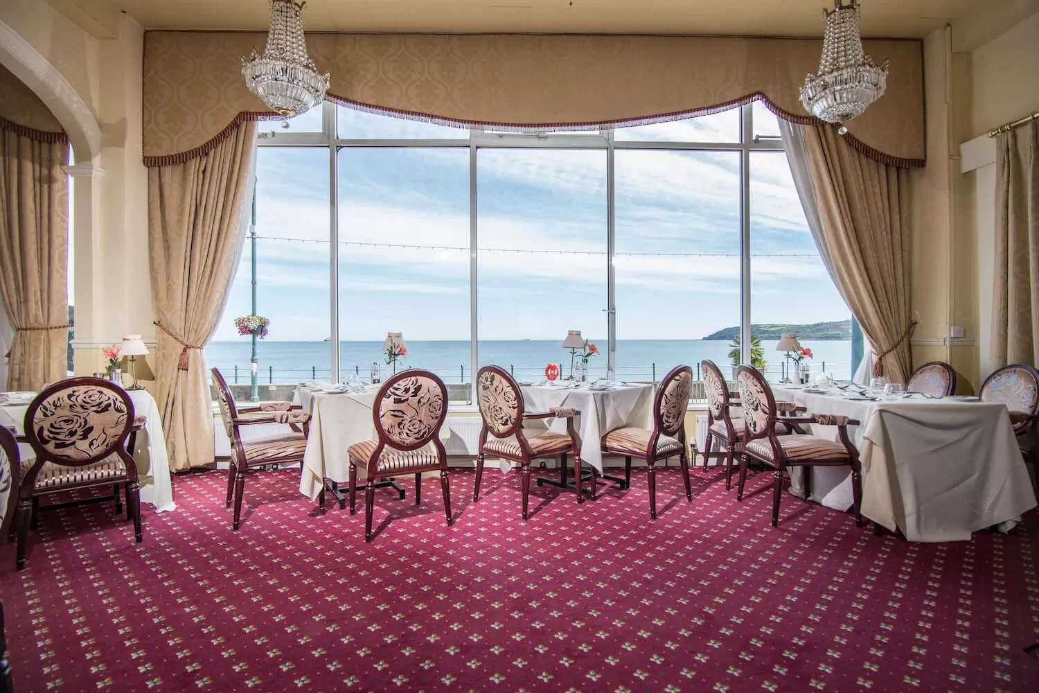 Restaurant/places to eat in The Queens Hotel