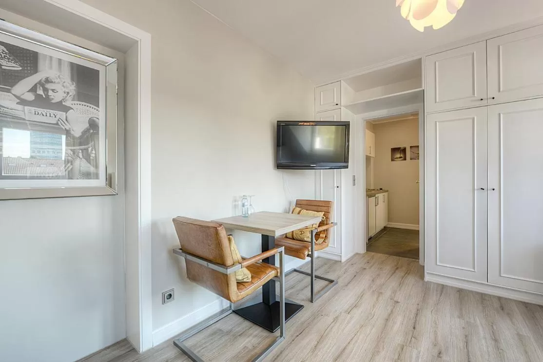 Dining area, TV/Entertainment Center in Carlstadt Suites Düsseldorf