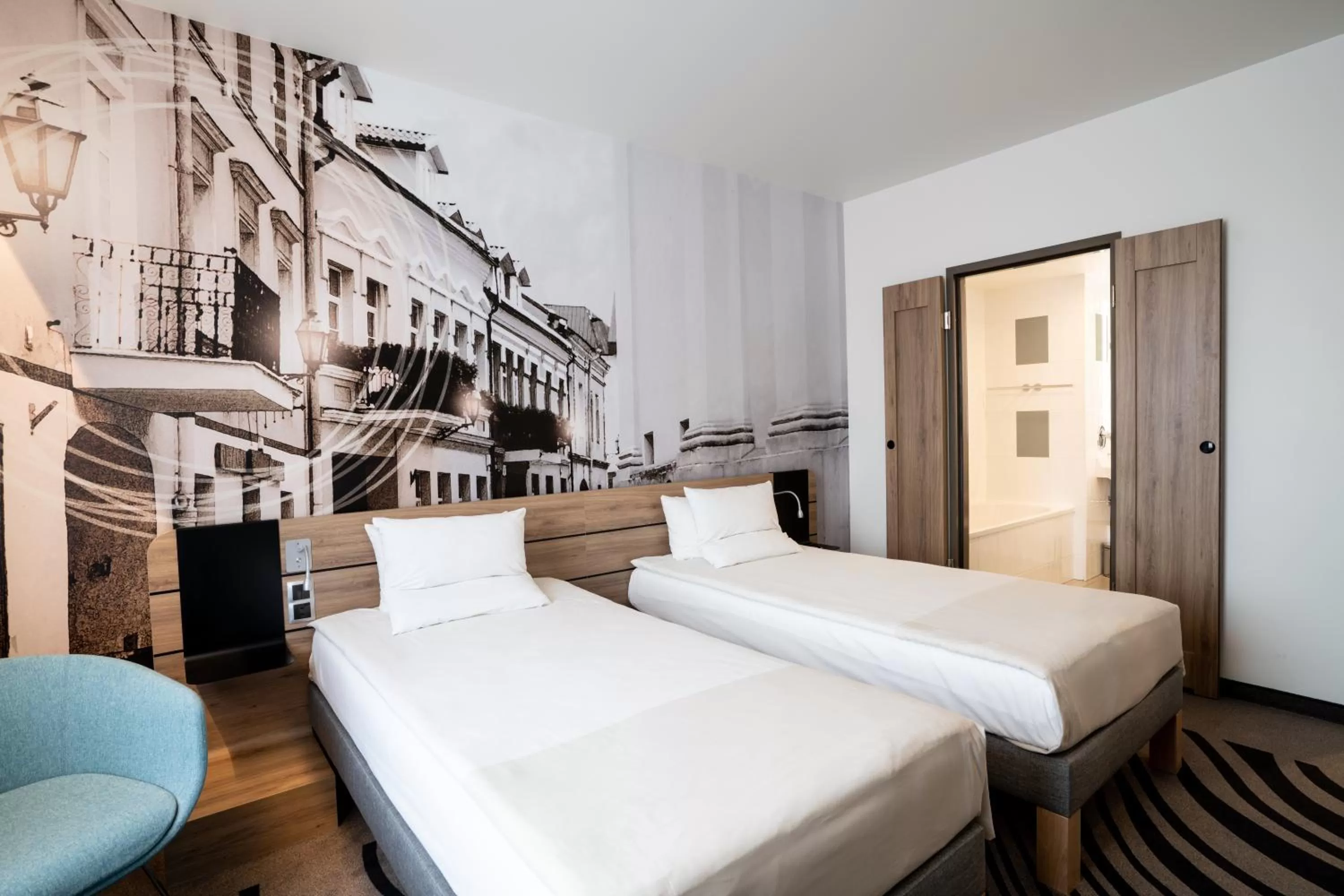 Property building, Bed in Novotel Vilnius Centre