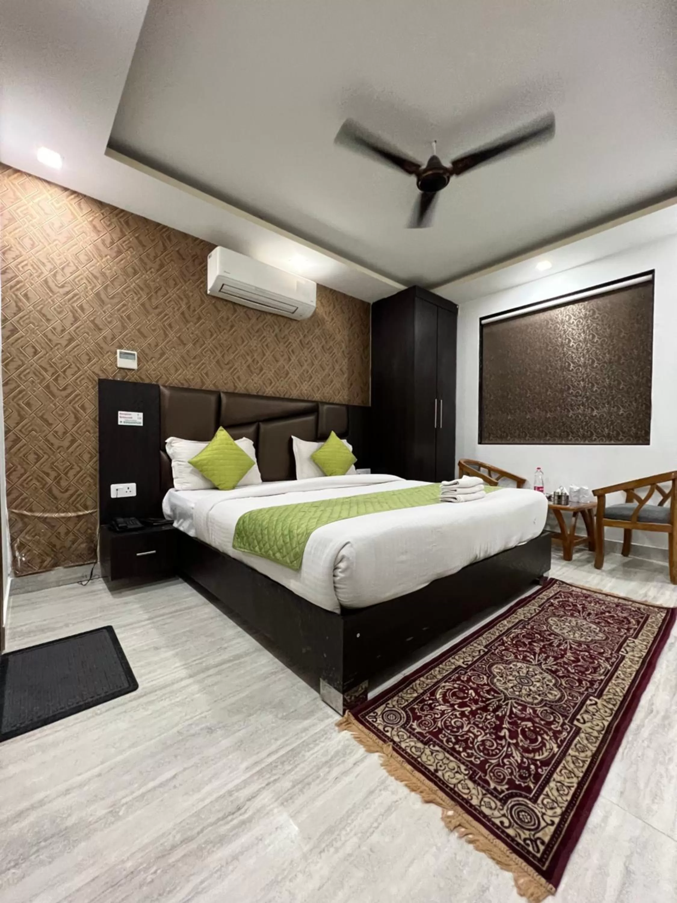 Bed in Hotel Royal Inn igi