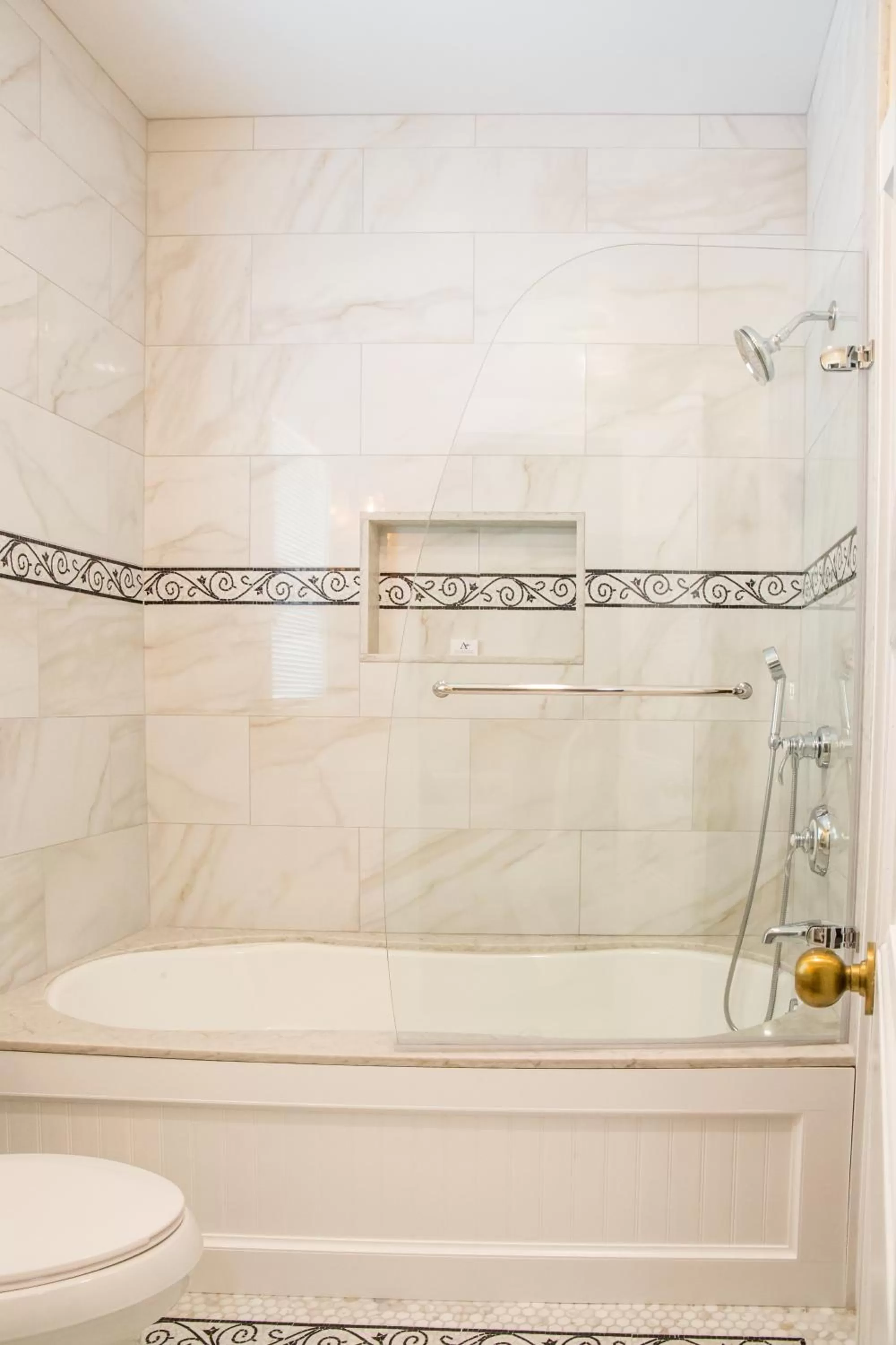 Bath in Almondy Inn Bed & Breakfast