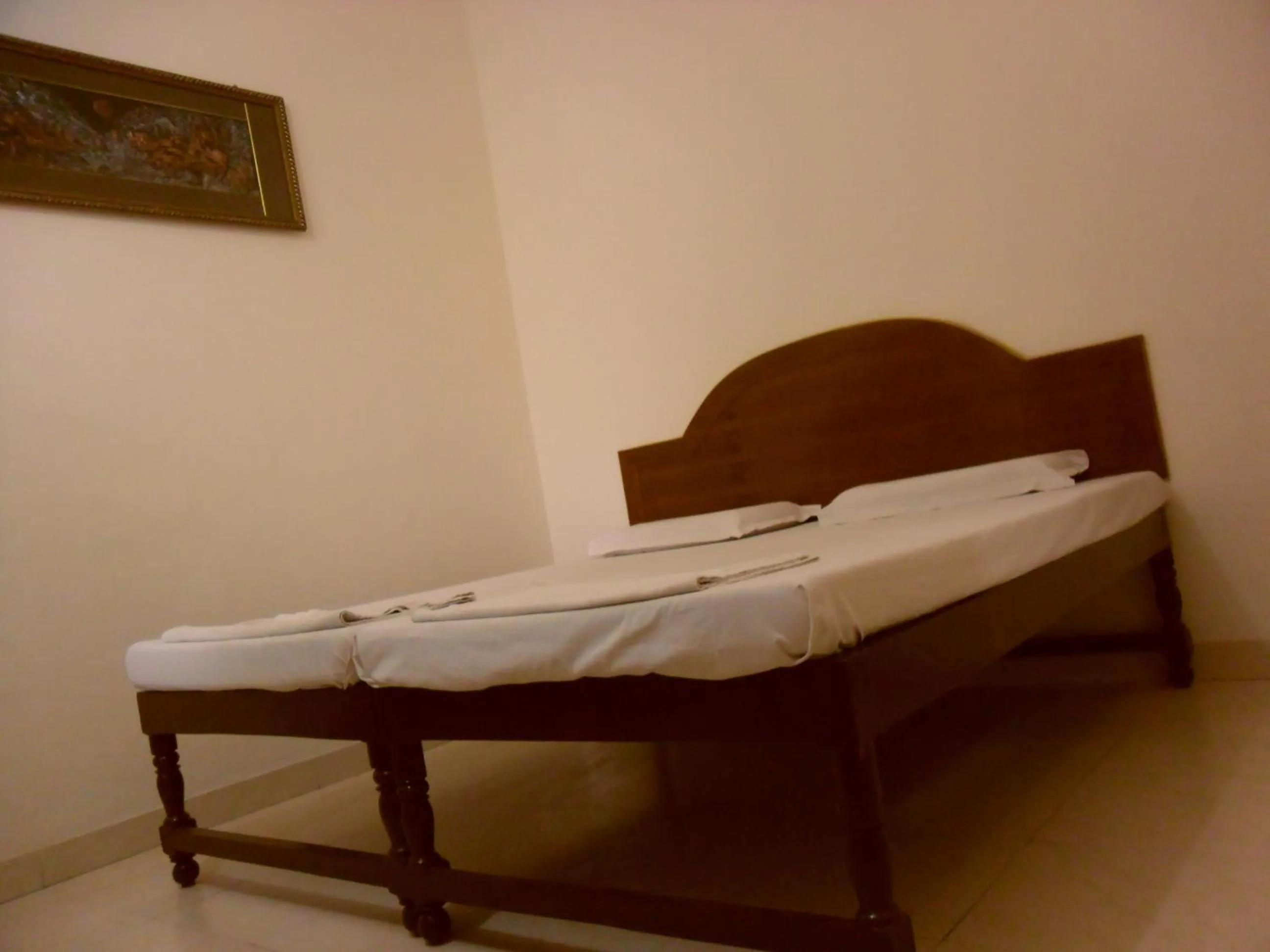 Bed in Hotel Sidhartha Walking Distance From TajMahal