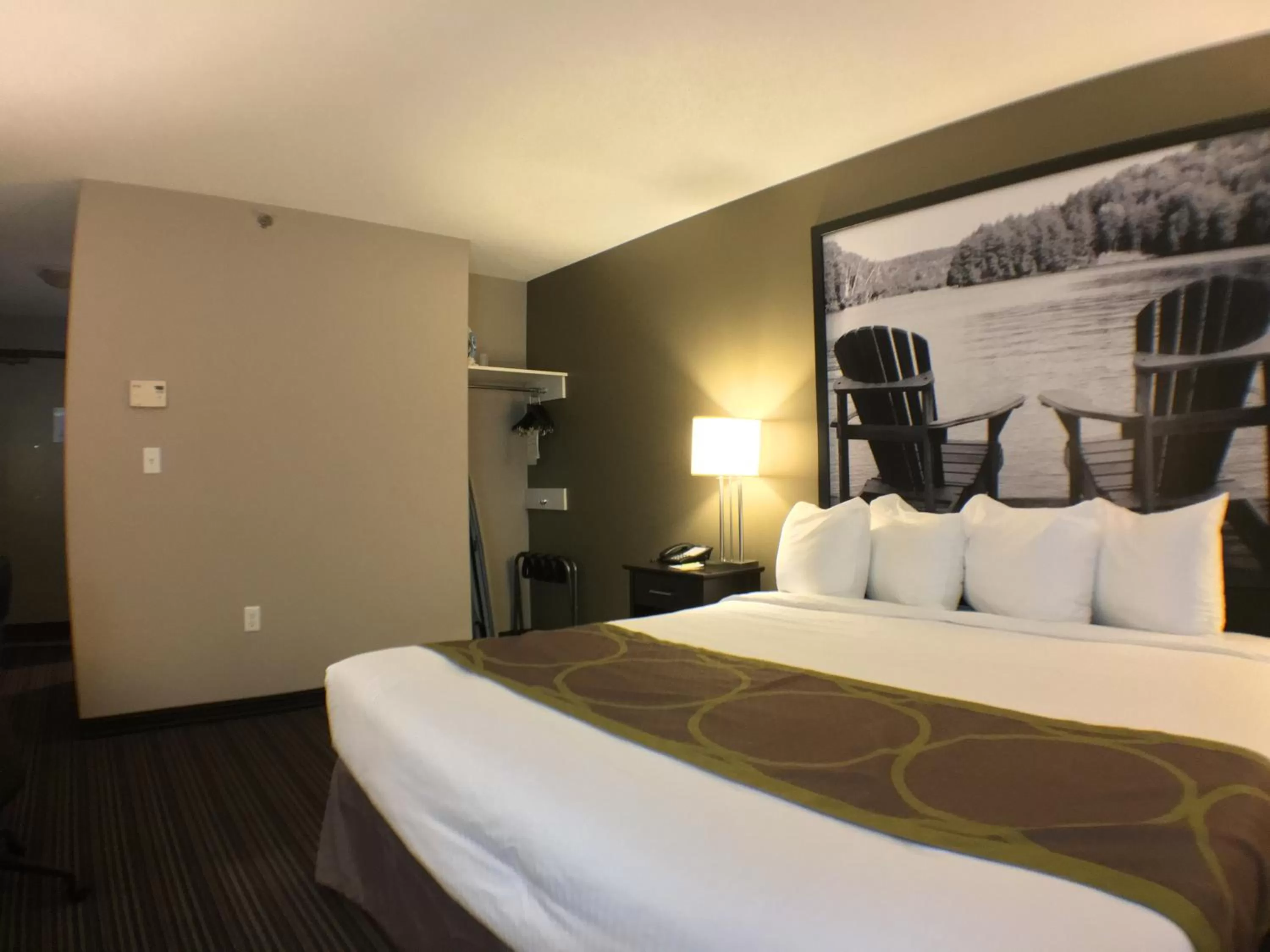 Photo of the whole room, Bed in Super 8 by Wyndham Kapuskasing