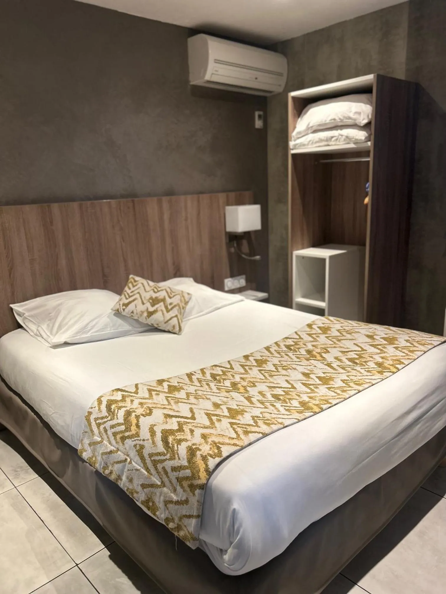 Bed in Hôtel Restaurant Clément ADER