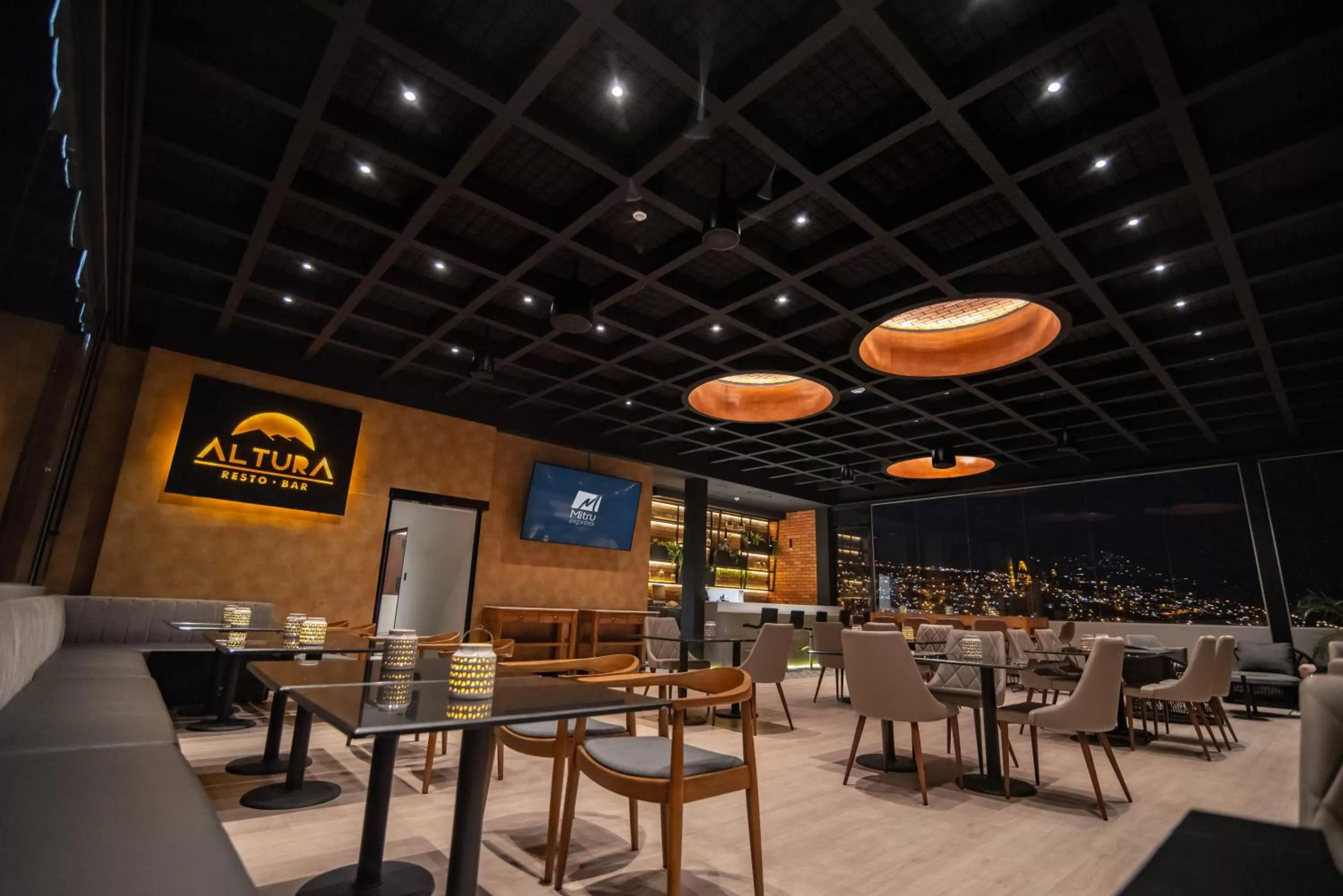 Restaurant/places to eat in Mitru Express Hotel