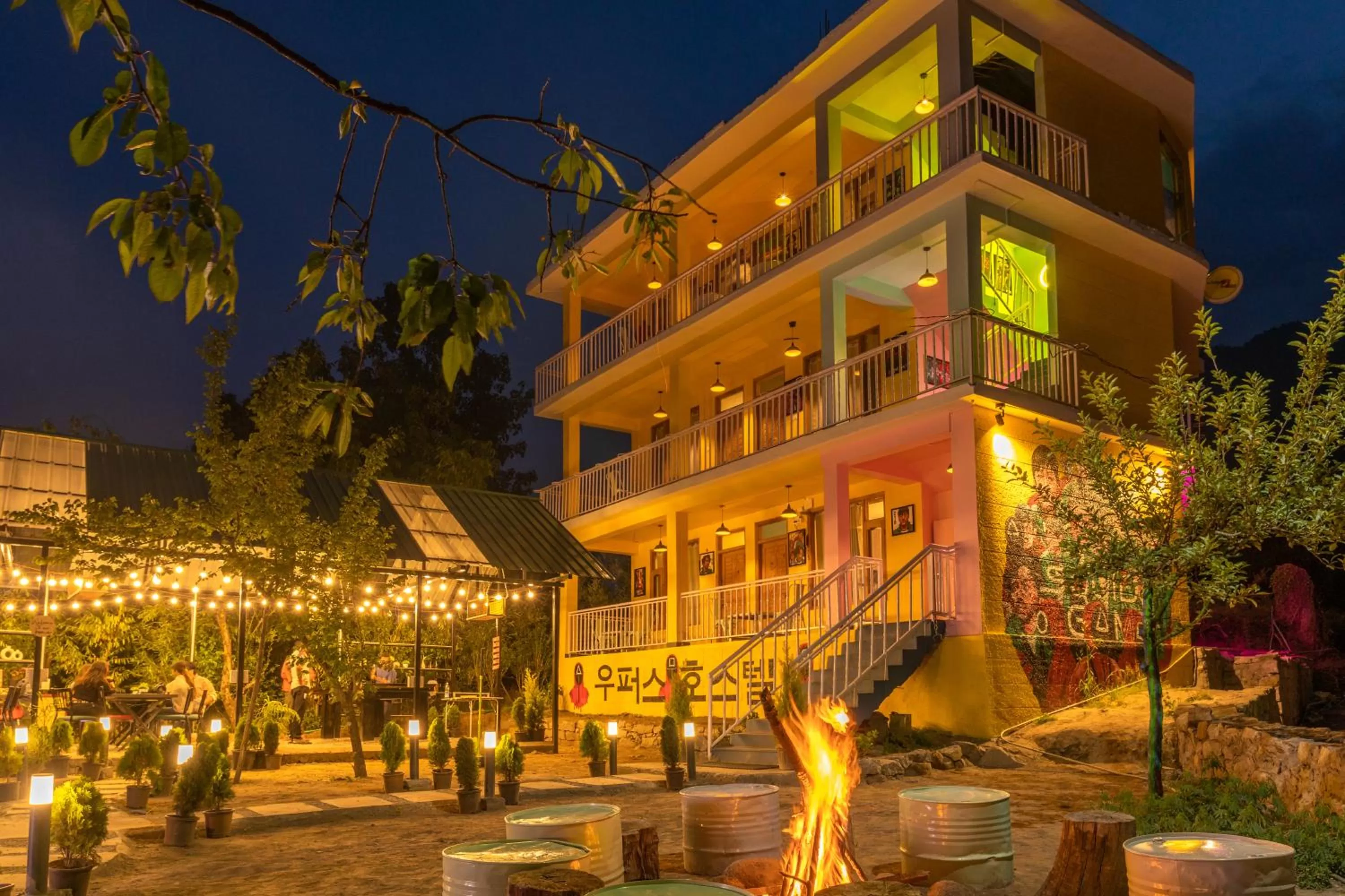 Property building in Whoopers Hostel Manali