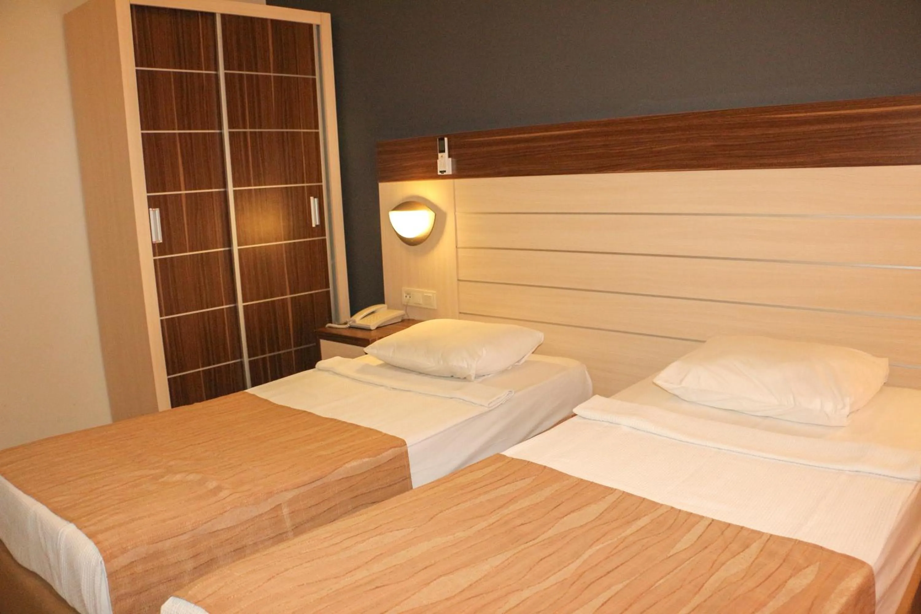 Bed in Hawaii Suite Beach Hotel