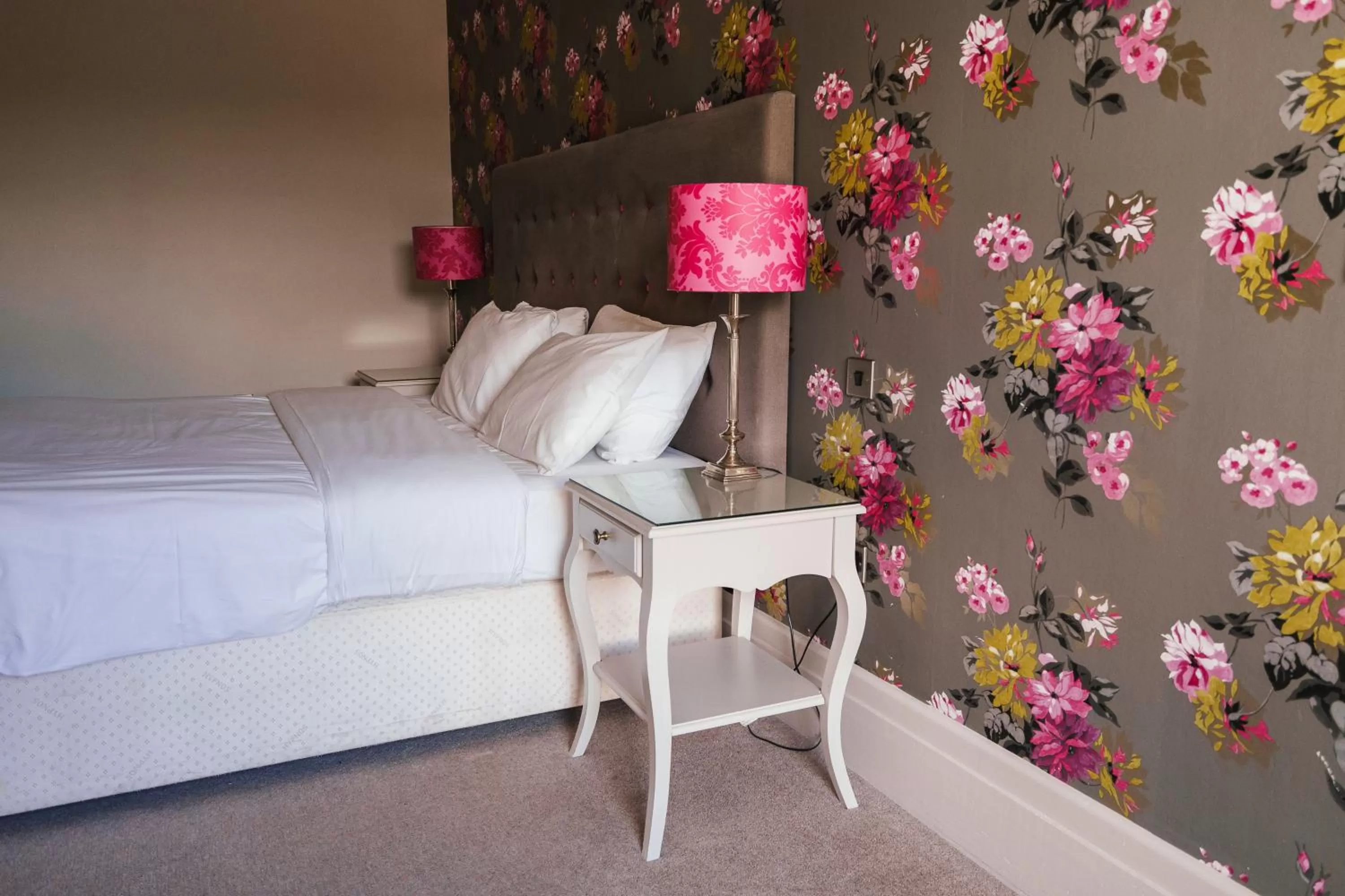 Photo of the whole room, Bed in St Andrews Town Hotel