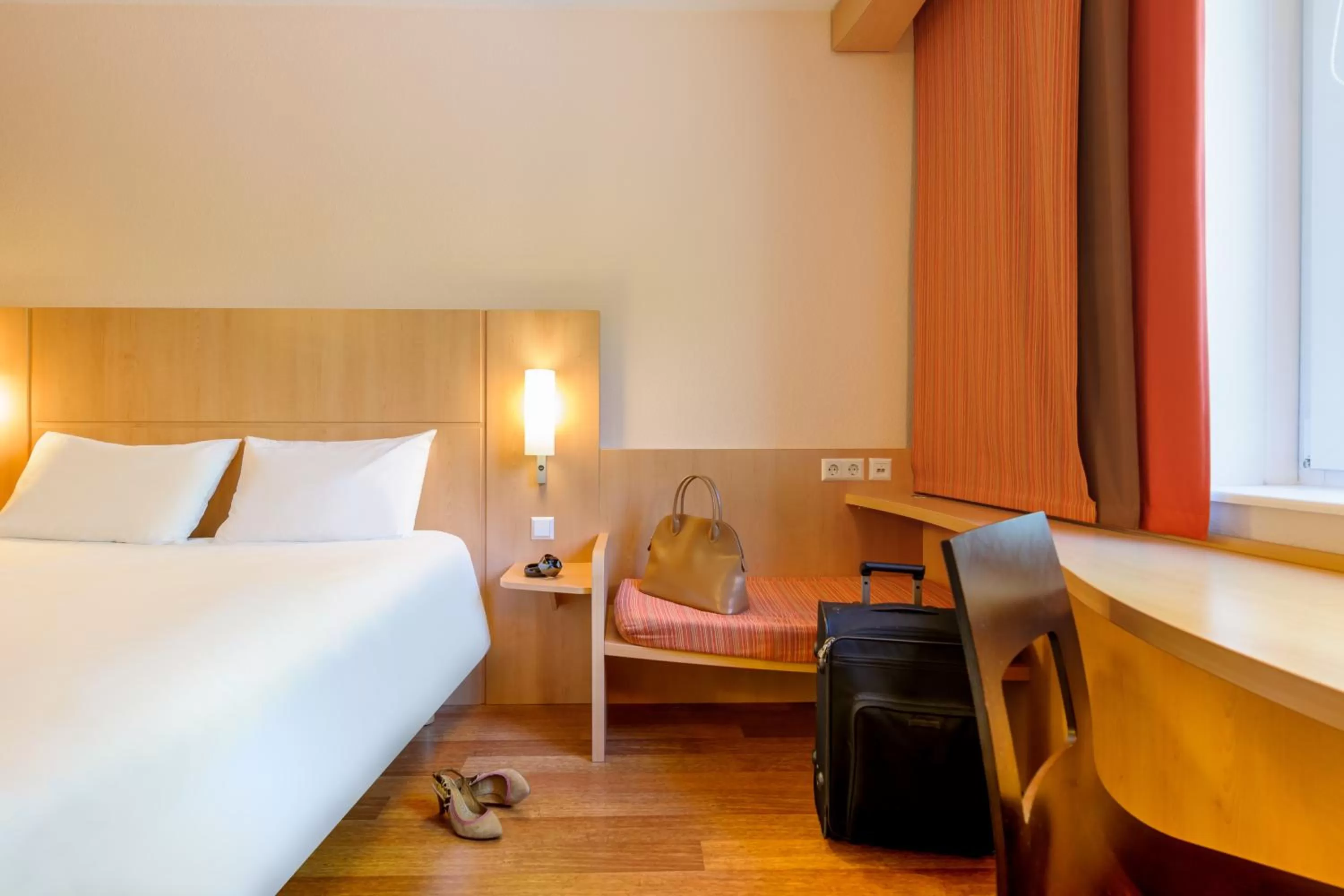 Photo of the whole room, Bed in ibis Konstanz