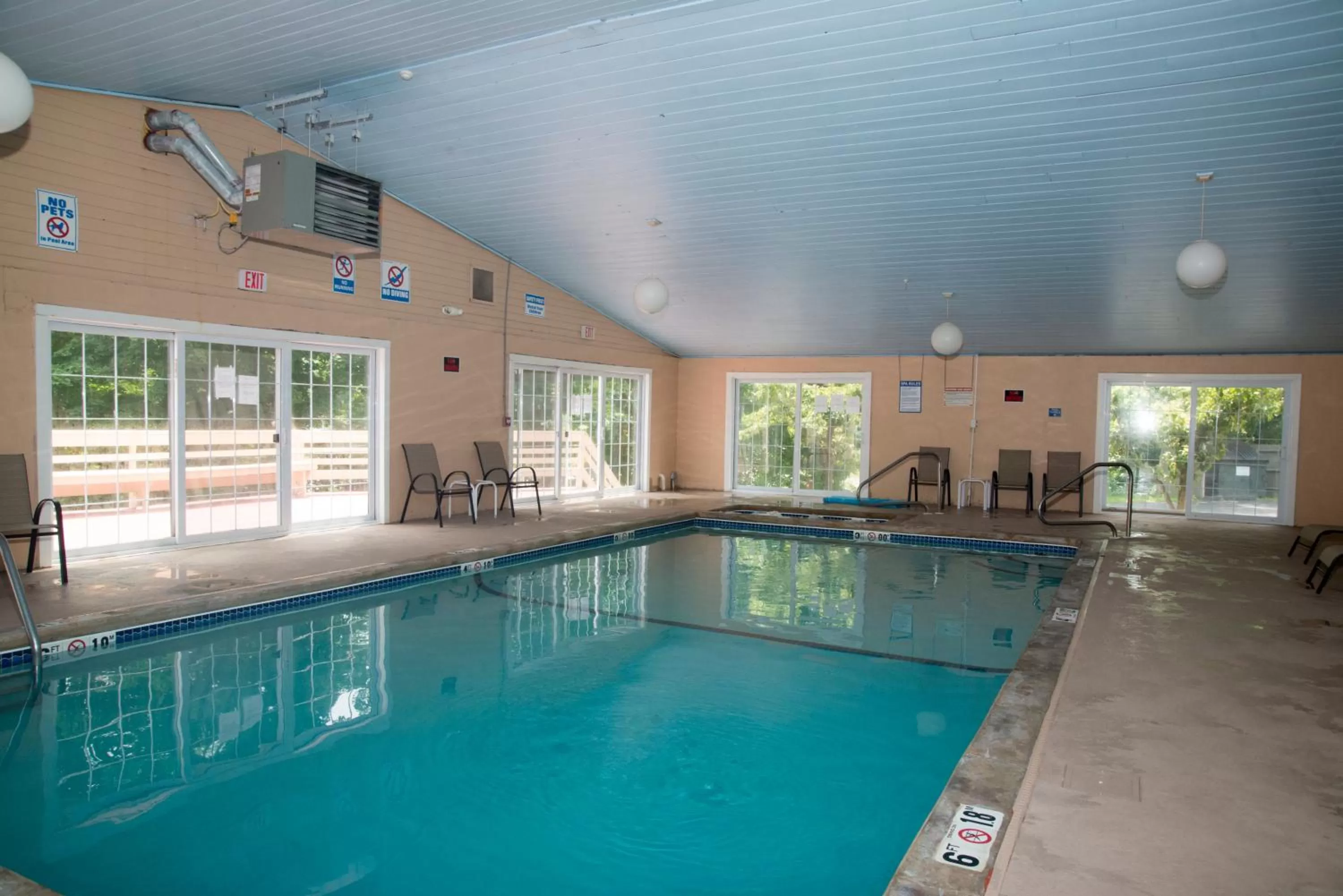 Swimming pool in Hampton Falls Inn