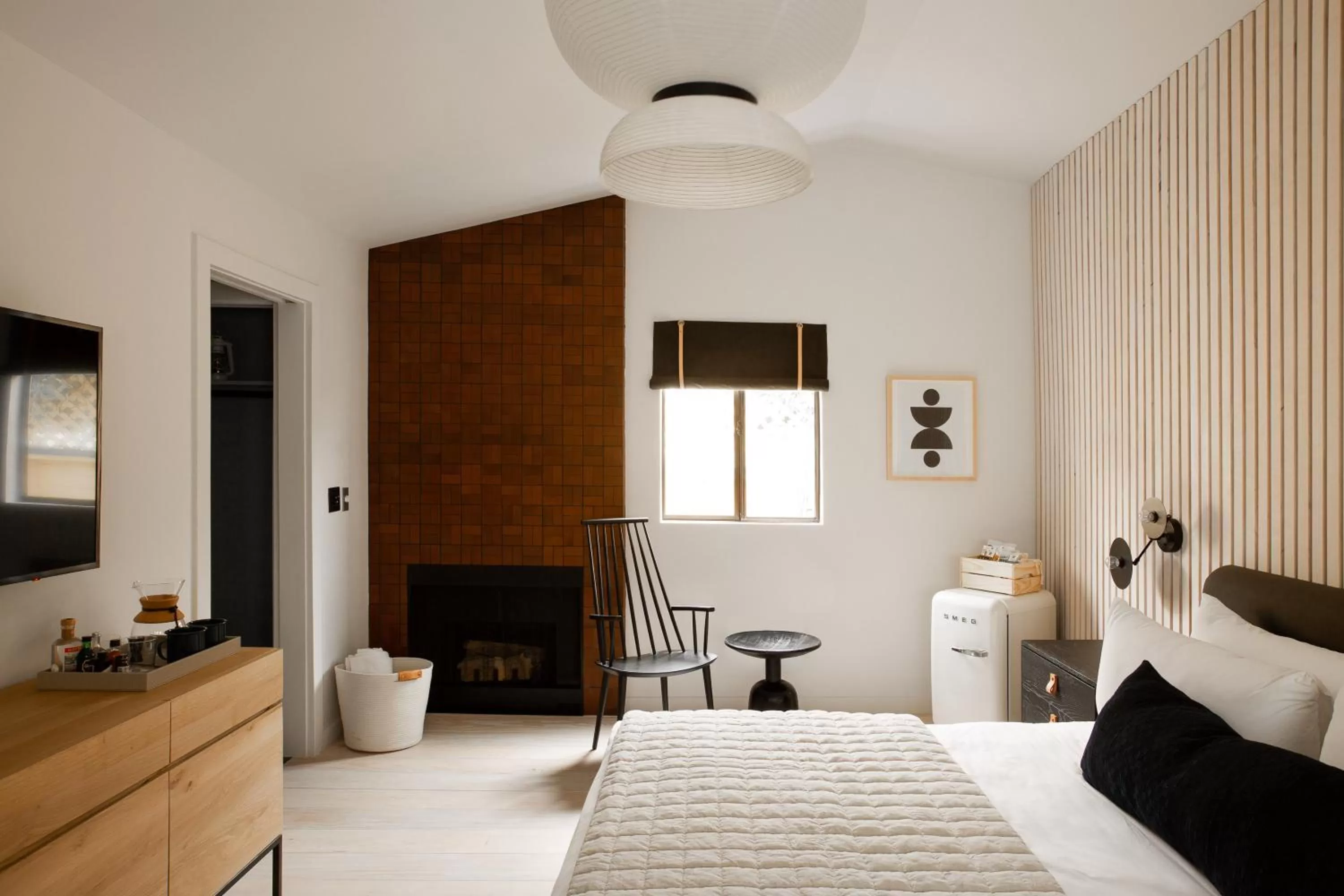 Bedroom, Bed in White Water