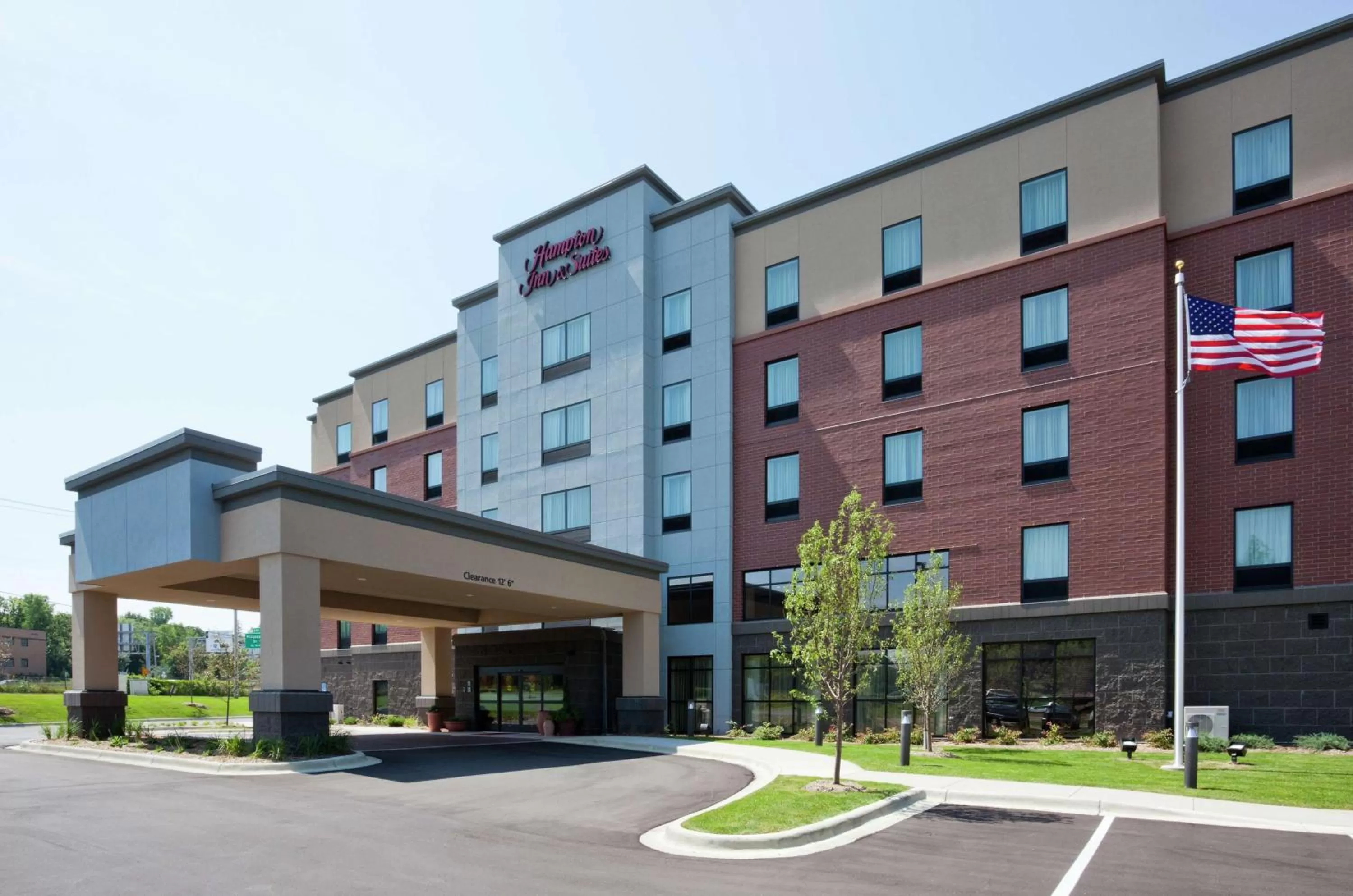 Property building in Hampton Inn & Suites Minneapolis West/ Minnetonka
