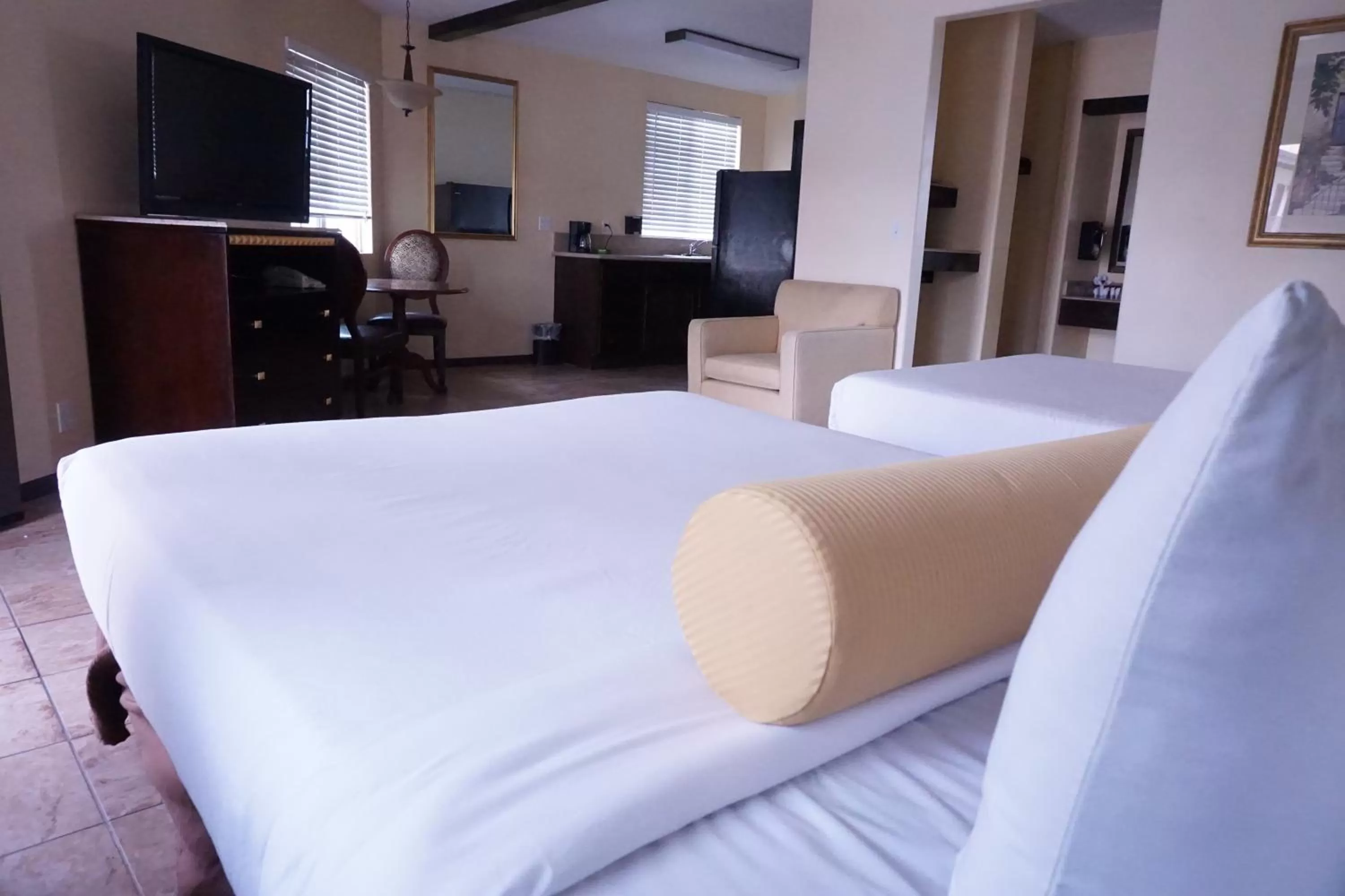 Kitchen or kitchenette, Bed in Tuscan Garden Inn